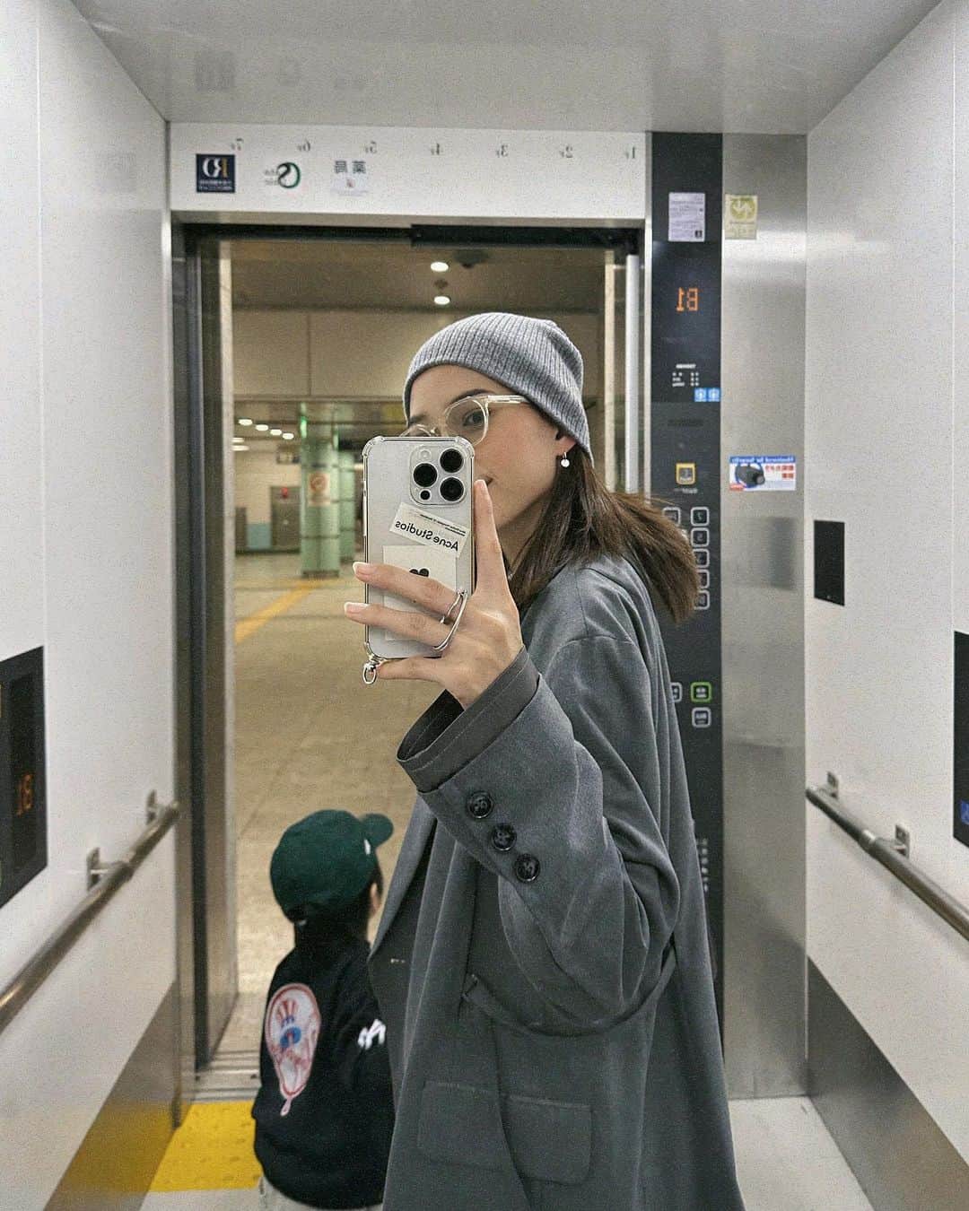 樽見麻緒のインスタグラム：「休日親子コーデ🩶 パンツは昔に買った古着のLevi'sを気分でカットした✂︎👖  #dayoff#fashion#momlife#autumnfashion#kidsfashion#mao_code#親子コーデ#親子#男の子ママ#ママファッション#ママコーデ#むすこーで#息子服#休日コーデ#休日の過ごし方」