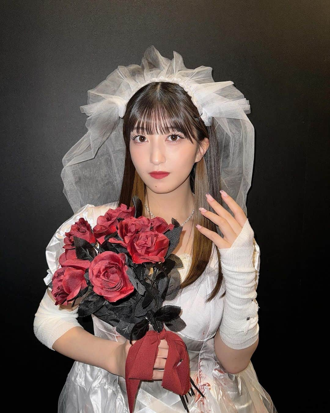 羽賀朱音さんのインスタグラム写真 - (羽賀朱音Instagram)「👰🏻‍♀️‎🥀 ⁡ 今年のハロウィンは、 "ゾンビ花嫁"になりました！どうですか〜？ ⁡ こだわりいっぱい詰め込みました🩹 ⁡ #morningmusume23 #モーニング娘23 #羽賀朱音  #halloween #ハロウィン #コスプレ #仮装 #ゾンビ花嫁」10月29日 21時17分 - akane__haga.official