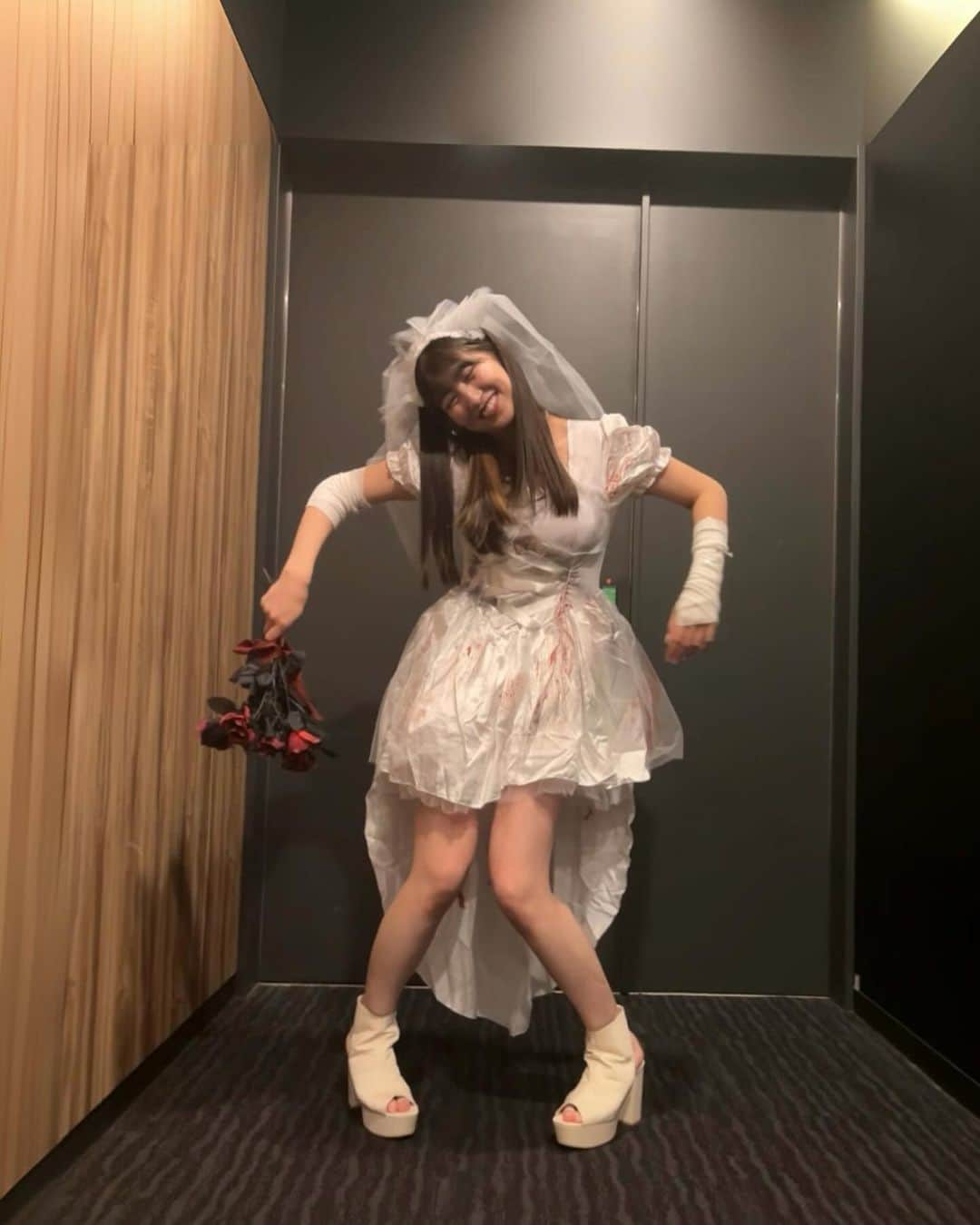 羽賀朱音さんのインスタグラム写真 - (羽賀朱音Instagram)「👰🏻‍♀️‎🥀 ⁡ 今年のハロウィンは、 "ゾンビ花嫁"になりました！どうですか〜？ ⁡ こだわりいっぱい詰め込みました🩹 ⁡ #morningmusume23 #モーニング娘23 #羽賀朱音  #halloween #ハロウィン #コスプレ #仮装 #ゾンビ花嫁」10月29日 21時17分 - akane__haga.official