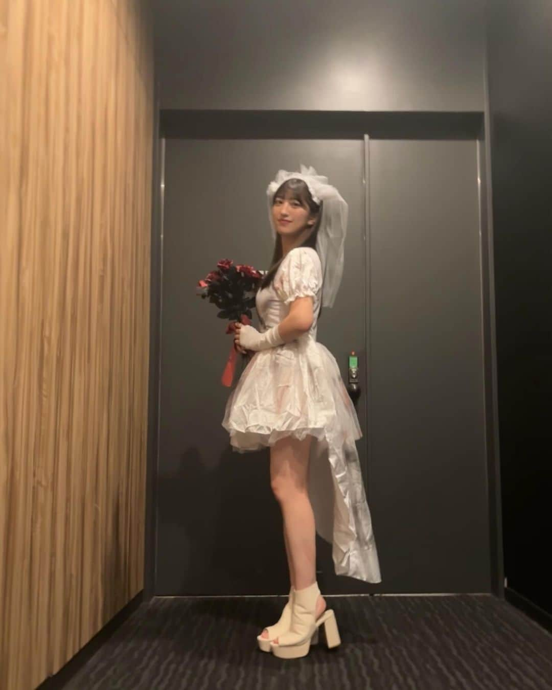 羽賀朱音さんのインスタグラム写真 - (羽賀朱音Instagram)「👰🏻‍♀️‎🥀 ⁡ 今年のハロウィンは、 "ゾンビ花嫁"になりました！どうですか〜？ ⁡ こだわりいっぱい詰め込みました🩹 ⁡ #morningmusume23 #モーニング娘23 #羽賀朱音  #halloween #ハロウィン #コスプレ #仮装 #ゾンビ花嫁」10月29日 21時17分 - akane__haga.official