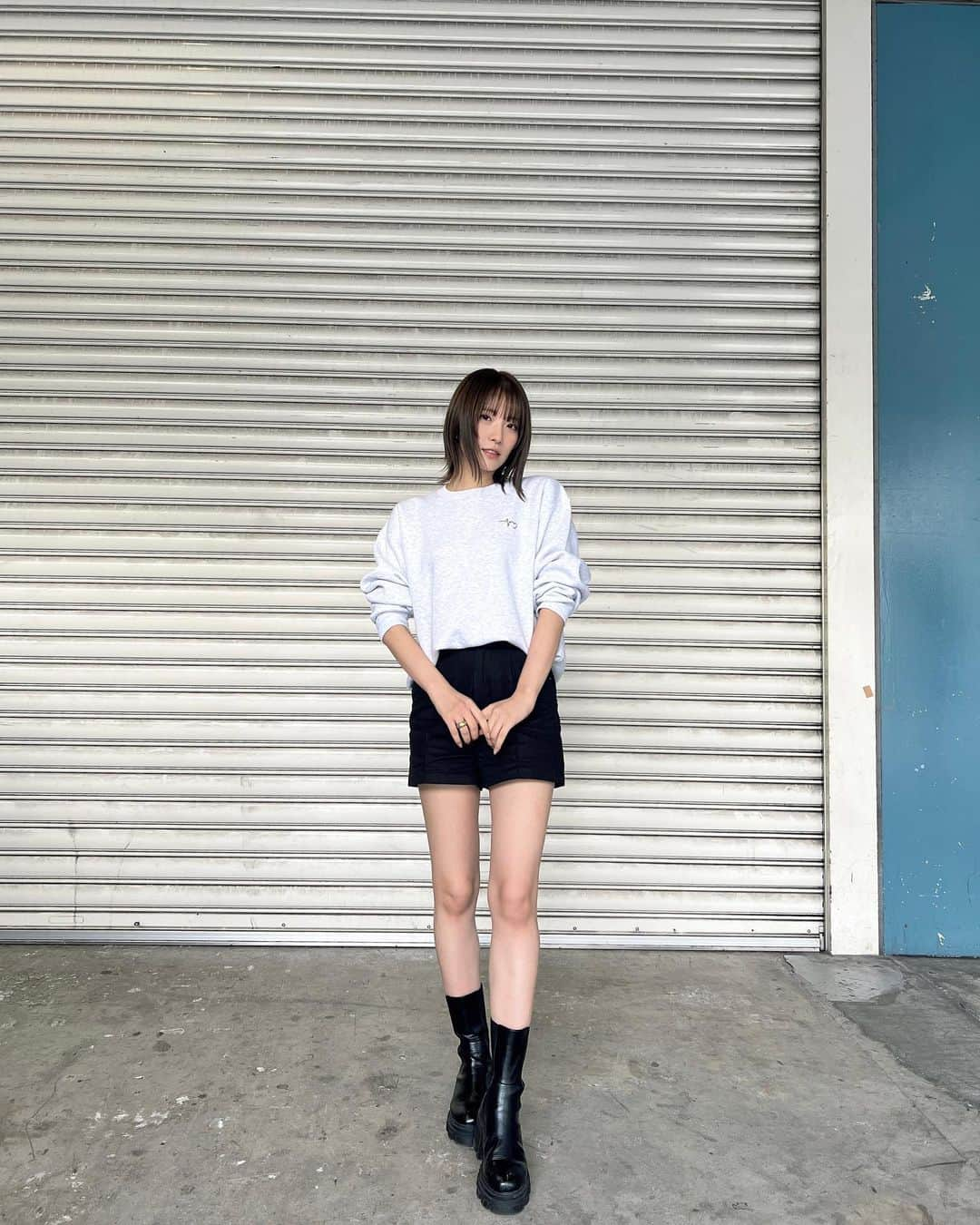 小嶋花梨さんのインスタグラム写真 - (小嶋花梨Instagram)「#Rinnu 🏷 ⁡ ⁡ 握手会in 幕張メッセ ありがとうございました！🤝🏻🤍 ⁡ ⁡ 約半年ぶりの握手会で、 遠くから会いに来てくれたり 勇気をだして会いに来てくれたり、 数年ぶりに会いに来てくれたり… ⁡ 皆さんの思いが本当に嬉しかったです✨️ ⁡ ⁡ プロデュースした #Rinnu のお洋服を着てくれる姿を見れた事もすっごく！嬉しかった🥹 サイズ小さいのに着てくれるメンズの皆さんも本当にありがとーっ！ ⁡ ⁡ 来週は大阪で！待ってます〜🫧 ⁡ #秋コーデ #スウェット #スウェットコーデ #トレーナー #ショートカット #ショートカット女子」10月29日 21時17分 - nmb_kojima_48