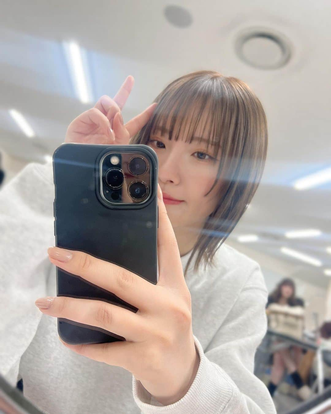 小嶋花梨さんのインスタグラム写真 - (小嶋花梨Instagram)「#Rinnu 🏷 ⁡ ⁡ 握手会in 幕張メッセ ありがとうございました！🤝🏻🤍 ⁡ ⁡ 約半年ぶりの握手会で、 遠くから会いに来てくれたり 勇気をだして会いに来てくれたり、 数年ぶりに会いに来てくれたり… ⁡ 皆さんの思いが本当に嬉しかったです✨️ ⁡ ⁡ プロデュースした #Rinnu のお洋服を着てくれる姿を見れた事もすっごく！嬉しかった🥹 サイズ小さいのに着てくれるメンズの皆さんも本当にありがとーっ！ ⁡ ⁡ 来週は大阪で！待ってます〜🫧 ⁡ #秋コーデ #スウェット #スウェットコーデ #トレーナー #ショートカット #ショートカット女子」10月29日 21時17分 - nmb_kojima_48