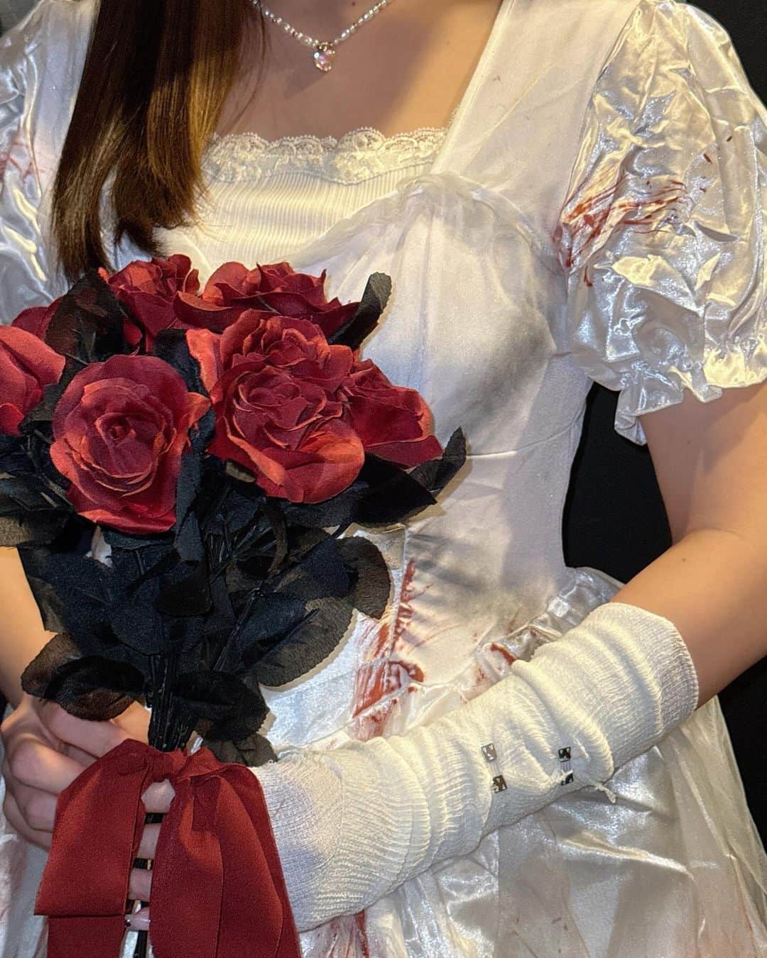 のインスタグラム：「👰🏻‍♀️‎🥀 ⁡ 今年のハロウィンは、 "ゾンビ花嫁"になりました！どうですか〜？ ⁡ こだわりいっぱい詰め込みました🩹 ⁡ #morningmusume23 #モーニング娘23 #羽賀朱音  #halloween #ハロウィン #コスプレ #仮装 #ゾンビ花嫁」