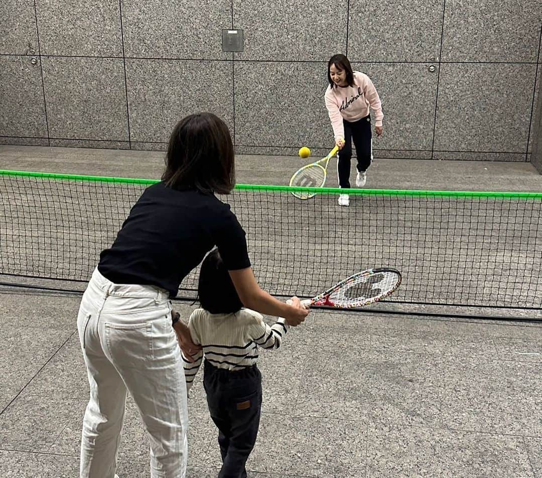美濃越舞さんのインスタグラム写真 - (美濃越舞Instagram)「新宿高島屋でのピックルボール、テニス体験会🎾 2日間で何百人もの方にご来場いただき、大盛況となりました🙌✨  皆さん本当に楽しそうにプレーされていましたし、 私自身も初めてピックルボールを体験したのですが、想像以上に楽しかったです😆🤍またやりたい！！  テニスの「Play&Stay」では、たくさんの子供たちが テニス楽しい☺️と言ってニコニコしてくれて、すごく嬉しかったです。  関係者の皆様、ありがとうございました☺️ @aoyama_sports   #テニス #tennis #テニスウエア #网球 #테니스 #テニス女子 #テニスイベント #テニスコーデ#テニスクリニック #千葉県 #柏 #船橋 #wilson #ウイルソン #ウイルソンテニス #テニスコート #ピックルボール #新宿高島屋 #playandstay」10月29日 21時18分 - mai_minokoshi
