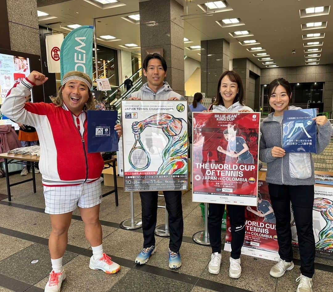 美濃越舞のインスタグラム：「新宿高島屋でのピックルボール、テニス体験会🎾 2日間で何百人もの方にご来場いただき、大盛況となりました🙌✨  皆さん本当に楽しそうにプレーされていましたし、 私自身も初めてピックルボールを体験したのですが、想像以上に楽しかったです😆🤍またやりたい！！  テニスの「Play&Stay」では、たくさんの子供たちが テニス楽しい☺️と言ってニコニコしてくれて、すごく嬉しかったです。  関係者の皆様、ありがとうございました☺️ @aoyama_sports   #テニス #tennis #テニスウエア #网球 #테니스 #テニス女子 #テニスイベント #テニスコーデ#テニスクリニック #千葉県 #柏 #船橋 #wilson #ウイルソン #ウイルソンテニス #テニスコート #ピックルボール #新宿高島屋 #playandstay」