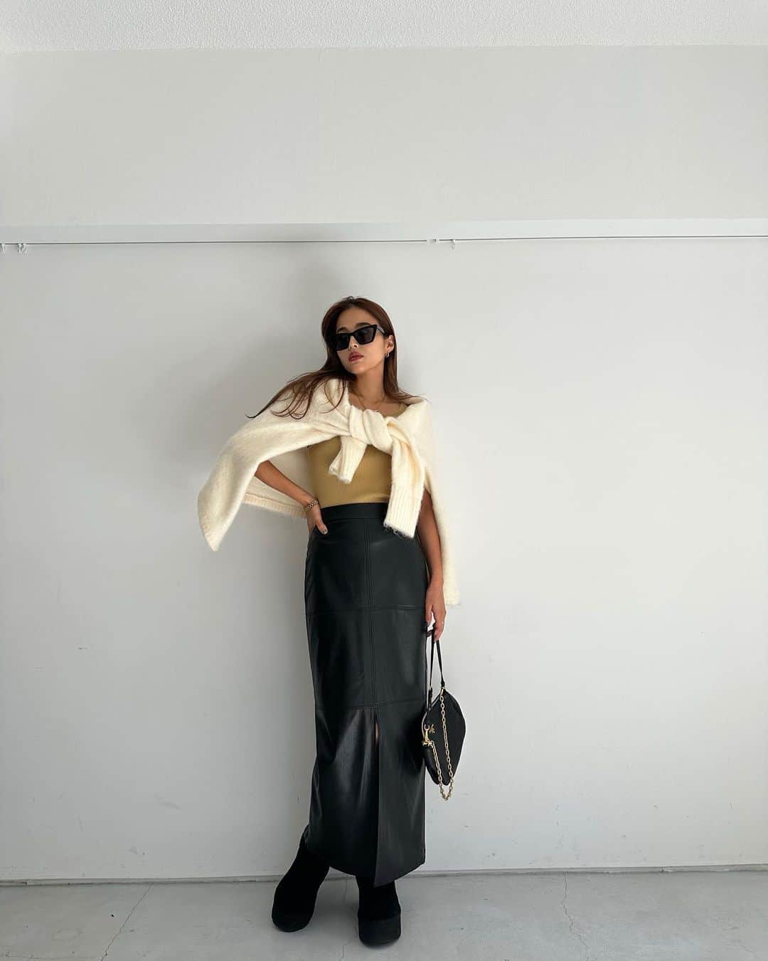 佐野真依子のインスタグラム：「Today'sCoordinate❤︎ マスタードカラーが可愛いTOPSに肩掛けカーディガンコーデ✔️ 起毛加工がかわいいモヘアカーデは今の季節に大活躍✨ ラウンドした裾のカットがかわいいデザインポイントだよ✔️ TOPSは タンクとプルオーバーのレイヤードSETを単品で✨ 肩まわりの肌見せが可愛くて もちもち肌触りの良いニット毎日着たい着心地❤︎ MUSTARD カラーが秋らしくてかわいいよね✔️ 完売しているレザースカートは 11/6に再販予定です✔️ ◾️American Sleeve Knit Set ￥11,000  ◾️Fluffy Knit Cardigan ￥12,100 ◾️Leather Pencil Skirt ￥9,900 @trunc88_official  #trunc88」