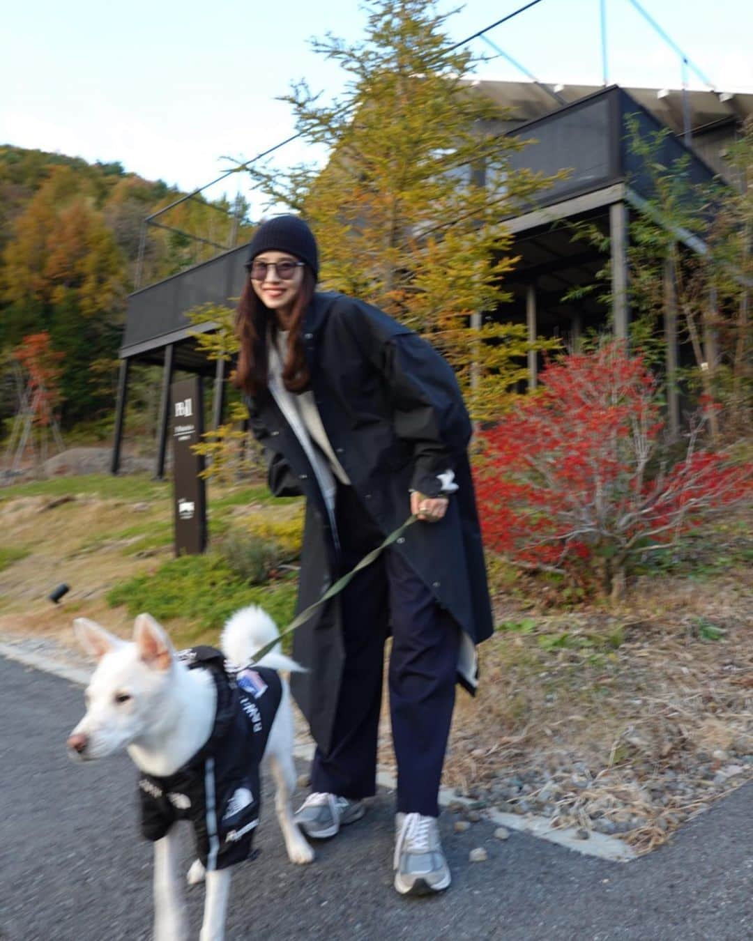 小嶋梨奈さんのインスタグラム写真 - (小嶋梨奈Instagram)「この間の旅行は ないすタイミングで届いた @amerivintage  おニューのアウターを。 防水機能が兼ね備わってるから 初日の夕方、急な通り雨にも傘いらずで助かったの〜🥹 しっかりした素材で耐久性に優れていて、 アウトドアにぴったりだ。 それから袖は取り外してベストとしても着用出来るのです◎ 夏にも長く使えそうですよ🫶  #amerivintage  #アウター #コーディネート #アウトドアファッション  #今日のコーデ  #ファッション #犬と旅行」10月29日 21時19分 - corina_718