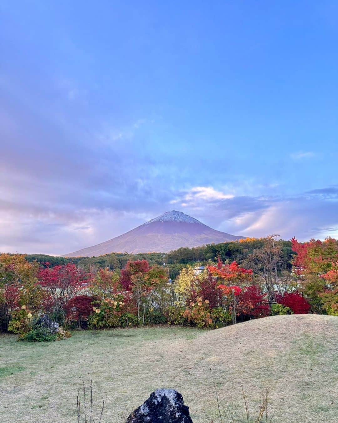 LEONAのインスタグラム：「@abrasushotel   に泊まってきたーー♡  お庭が広くて 景色が、絶景すぎて 空気が美味しくて お宿はおしゃれで 綺麗で。  ご飯は作ったことない おしゃれな料理をみんなで 作った！！！ 使ったことない電化製品を つかって！ww レシピがあって そのままやると簡単におしゃれディナーの できあがりだった！！！！  そして、なんたって アメニティーの 種類が、ずば抜けてた！！！ ドライヤーも、アイロンも 自分では買えないお値段のものだったwww  お風呂からも 富士山見えて 広々として、癒し空間だったー！！！！  かなり リフレッシュできた🤩🤩🤩  最高な １日でした🙇‍♀️！！！！！！ ありがとうございました🩵」