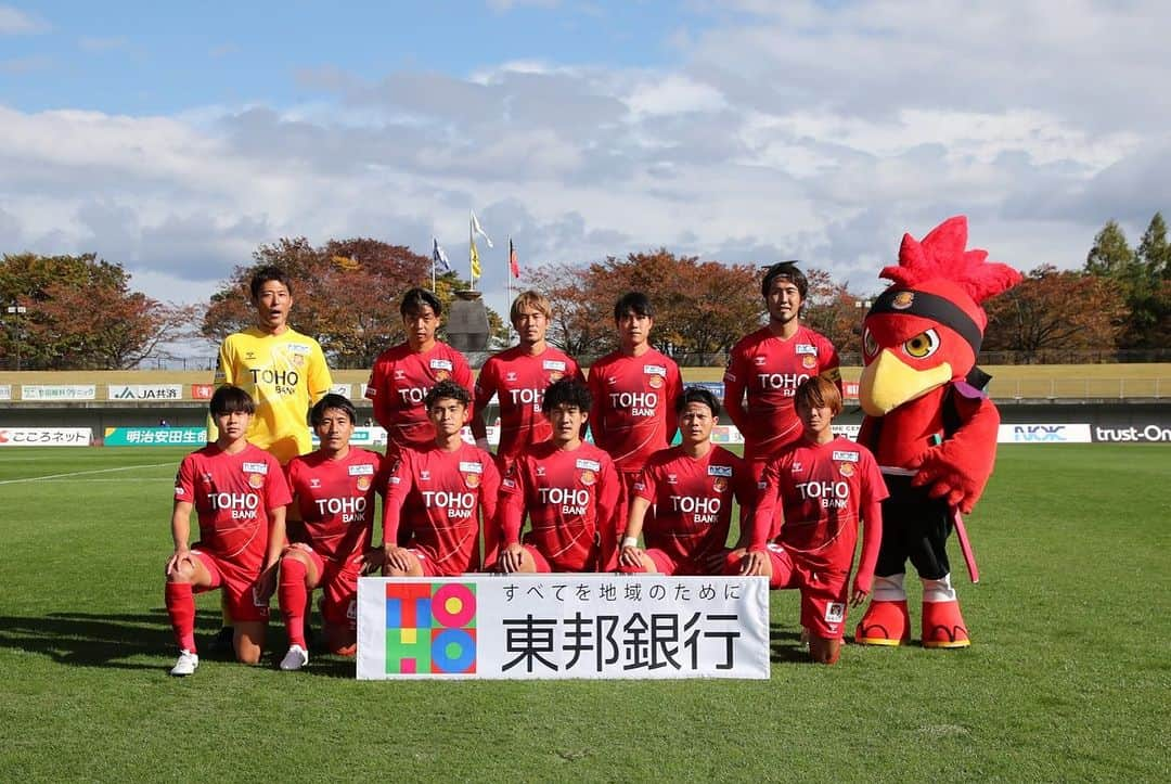 福島ユナイテッドFCのインスタグラム：「𝗽𝗵𝗼𝘁𝗼 𝗴𝗮𝗹𝗹𝗲𝗿𝘆📸 × 福島 0-1 鹿児島  強風が吹き荒れる中、最後まで我々を信じ、共に戦ってくださりありがとうございました。  あと一歩が遠く悔しさが残る一戦。  試合後にみなさまからいただいた声をしっかり受け止め、勝利への熱い執念をもって次節に臨みます。  どんなときも共に戦ってくださるみなさまと、1試合でも多く喜びを分かち合うために。  次節も、現地、PV、DAZN、それぞれの場所から力強い後押しをよろしくお願いします。  #1029鹿児島 #一心一積 #福島ユナイテッド #fufc #福島 #Jリーグ #jleague #サッカー #soccer #⚽️」