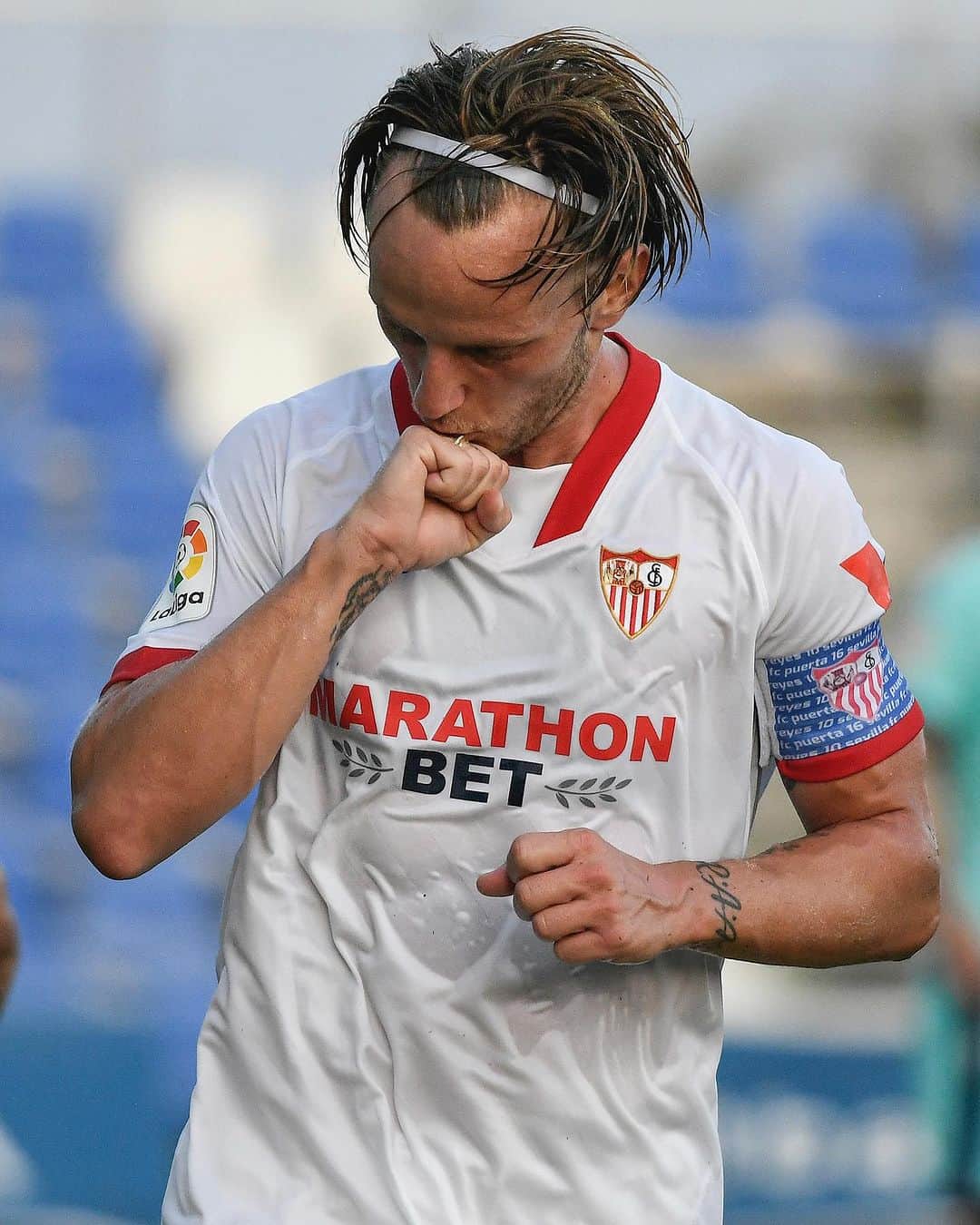 セビージャFCのインスタグラム：「🤍 Ivan Rakitic ❤️  𝟯𝟬𝟵 𝗽𝗮𝗿𝘁𝗶𝗱𝗼𝘀 𝟲𝟮 𝗮𝘀𝗶𝘀𝘁𝗲𝗻𝗰𝗶𝗮𝘀 𝟱𝟬 𝗴𝗼𝗹𝗲𝘀  𝐔𝐍𝐎 𝐃𝐈 𝐍𝐎𝐈 🫡  #WeareSevilla #NuncaTeRindas」