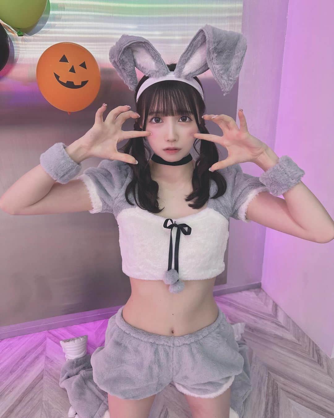 青葉ひなりのインスタグラム：「いたずらしちゃう🐰❤︎  #ハロウィン#ハロウィンコスプレ #仮装#ハロウィン仮装 #happyhalloween #halloween #コスプレ #コスプレ女子」