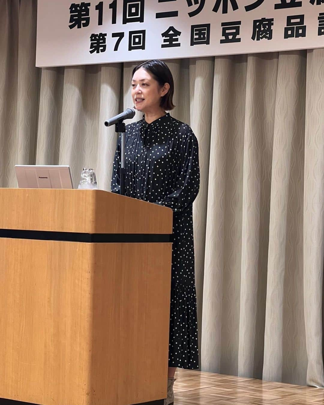 加藤紀子さんのインスタグラム写真 - (加藤紀子Instagram)「今週末、名古屋で開催された 『第7回全国豆腐品評会』に お豆腐親善大使として、参加させて頂きました。  日本全国のお豆腐屋さんが 消費者である私達に 美味しいお豆腐を届けるため、 品質、価格、パッケージ（再利用も含めて　）に至るまで こだわりと寄り添いを追い求めてくださっている現状を学ばせて頂く時間が過ごせました （それは豆腐ファンとして涙しそうになるほど）。  このポストを見てくださってるフォロワーの方が『あ！』と、近所の、町の、スーパーのお豆腐や油揚げに一瞬でも意識して頂けたら☺️  といいたくなるくらい、生産者さんの努力には尊敬するばかりです。  #豆腐好きも沼 #お豆腐親善大使 #お豆腐マイスター #日本豆腐屋サミット   あなたの好きなお豆腐は？？」10月29日 21時34分 - katonoriko