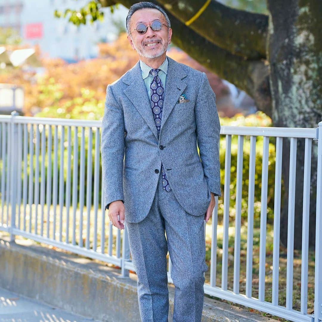 WWDジャパンさんのインスタグラム写真 - (WWDジャパンInstagram)「イベント・スナップ：東京・浅草で「背広散歩」　紳士70人超がスーツ＆タイドアップで闊歩  10月28日、東京・浅草で「背広散歩」が催された。ビームスやバーニーズ　ニューヨーク、トゥモローランド、三越伊勢丹などメンズのドレスファッションに携わる有志が主催したもので、今回が第1回。参加費などはなく、インスタグラムでの呼びかけに応えた70人超が皆スーツを着用し、タイドアップ。伝法院通りや浅草花やしき前など、観光名所を練り歩いた。  参加者は14時に東京都観光汽船の浅草営業所に集合し、1kmちょっとの距離を30分ほどかけて、談笑しながら歩いた。途中で写真を撮り合ったり、終始和気あいあいとした雰囲気だった。ゴールの浅草神社で集合写真を撮って終了。その後、希望者はホッピー通りで懇親会を行った。  全画像は @wwd_jp プロフィールのリンクから  PHOTOS : YUIKI HAYAKAWA  #スーツ#背広#背広散歩#散歩#浅草#asakusa#スーツスタイル#スーツコーデ#ファッションスナップ#fashionsnap#fashionphotography」10月29日 21時26分 - wwd_jp