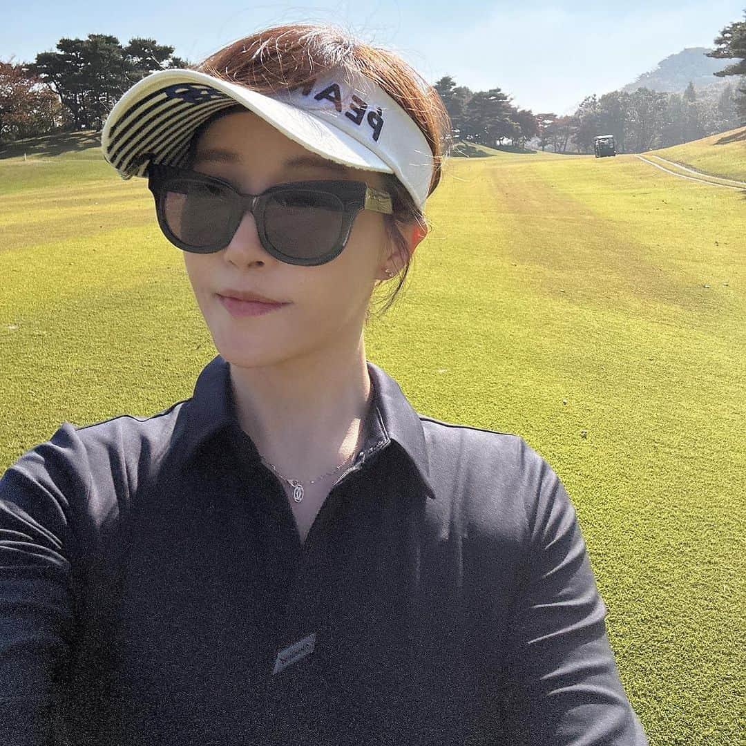 キム・ソナさんのインスタグラム写真 - (キム・ソナInstagram)「드.. 디.. 어...⛳ 드~~ 디~~ 어~~~ ⛳️  행복한 초록 가득 ~~  드라이버  아직 안배웠다... 😂🤣 이제 열심히 해보자아아앙🏌️‍♀️」10月29日 21時27分 - kimsuna_official