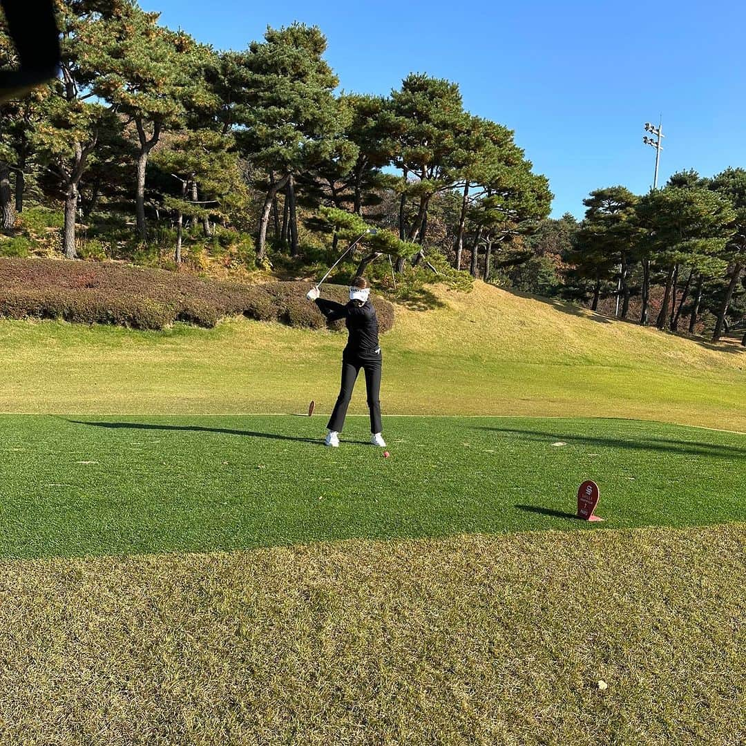 キム・ソナのインスタグラム：「드.. 디.. 어...⛳ 드~~ 디~~ 어~~~ ⛳️  행복한 초록 가득 ~~  드라이버  아직 안배웠다... 😂🤣 이제 열심히 해보자아아앙🏌️‍♀️」