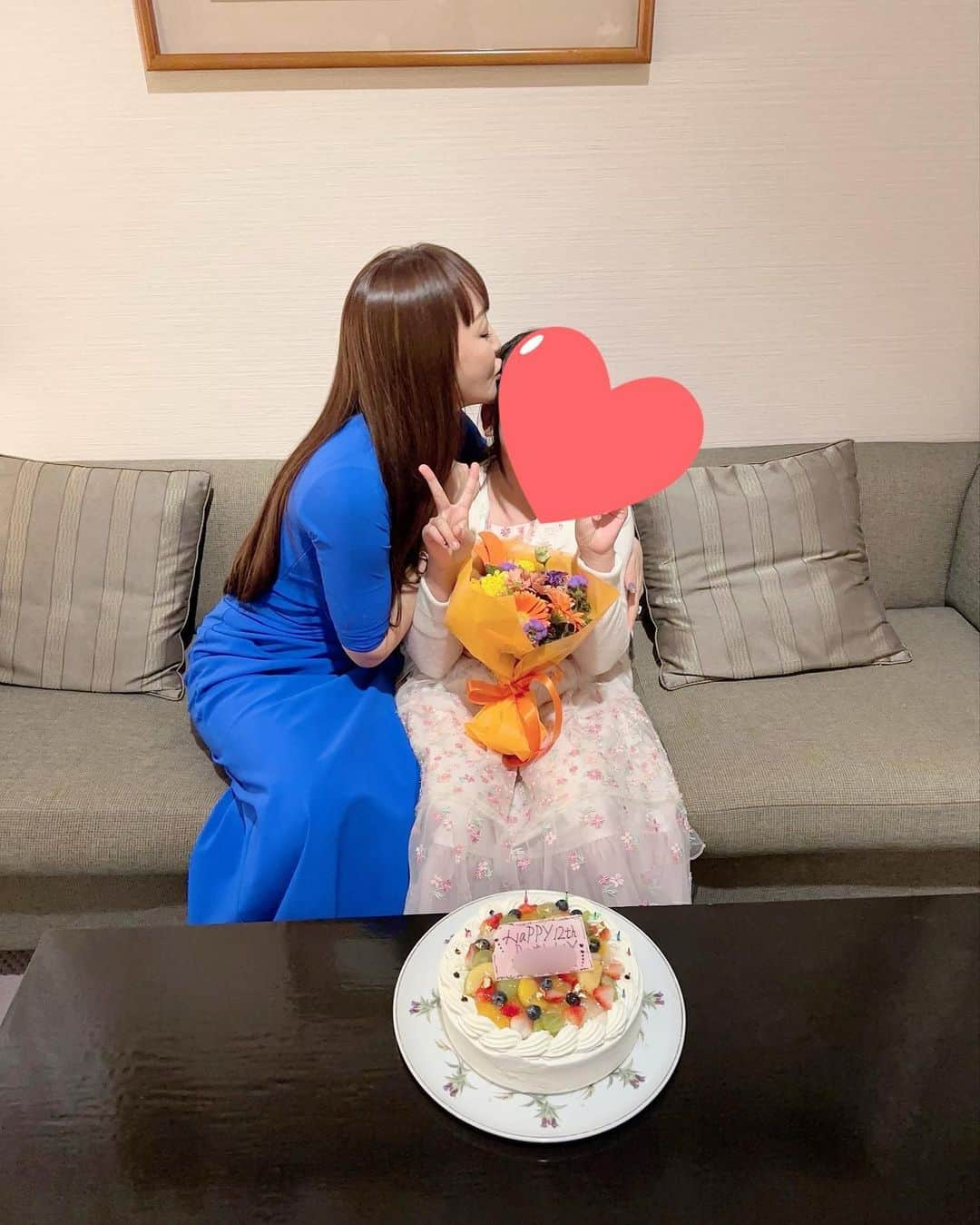 神田うのさんのインスタグラム写真 - (神田うのInstagram)「娘💕のお誕生日は大好きな千住真理子さん💕の八ヶ岳高原でのコンサート🎻に伺いました😊 @marikosenju   仲良しの絵美さん💕千晶ちゃん親子と💕八ヶ岳高原プチ旅行です☺️ @emisugiyama530  @chiakiimaimerci   千晶ちゃん💕の息子君💕は妊娠期間も同じで娘と2ヶ月半違いの同じ歳🤣 娘💕にとってお腹の中にいた時からの大切なお友達💕 みんな💕とワイワイ楽しい2日間でした😊  コンサートはピアノ🎹伴奏ではなく八ヶ岳高原のカラマツ🌳で作られたチェンバロ伴奏での演奏🎻でとてもとても素敵でした☺️  真理子さん💕の奏でるストラディバリウス🎻ジュランティの美しい音色にウットリでした😍 そして大好きなヴィターリのシャコンヌに感激😍  娘は心から尊敬している真理子先生💕から、コンサートでお弾きになられたバッハのヴァイオリンとチェンバロのソナタ第5番の楽譜🎼をお誕生日プレゼント🎁に頂いて大喜びでした☺️✨ ずっと娘を可愛がって下さる真理子さん💕に感謝です🥰 ありがとうございます🩷  続く…☺️  #娘のお誕生日#12歳#八ヶ岳#八ヶ岳高原#プチ旅行#ヴァイオリニスト#千住真理子 さん#八ヶ岳高原ロッジ#八ヶ岳高原音楽堂 #コンサート#神田うの#unokanda」10月29日 21時27分 - unokandaofficial