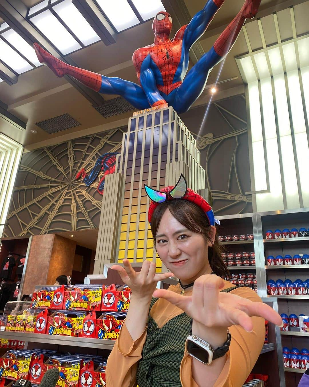 坂口理子のインスタグラム：「もうすぐ終わってしまうスパイダーマンザライド🕸  中学校の修学旅行でも、みんなでアトラクションの前で 写真を撮り、それが卒アルに載りました。笑  そしてHKTに入ってイベントで来させていただいた時に HKTのみんなともそこで写真を撮りました☺️  思い出のアトラクションがついに幕を閉じるそうです....  記念にTシャツ購入してしまいました！！！  極軟体スパイダーマンもしっかり 目に焼き付けてきましたよ！！！！！！  大開脚！！！  そして大好きなジュラシックパークエリア！！！  フィルムカメラアプリで撮ってみました！  恐竜大好きなので🦕このエリアは大好きで 絶叫もすきなので、フライングダイナソーも大好き！  映像用で乗らせていただきました！  #ユニバーサルスタジオジャパン #usj #ユニバ #スパイダーマンザライド #スパイダーマン #乗り物 #アトラクション #大阪 #バリはやッzip #ロケ」