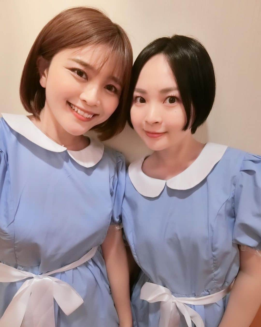 加藤るみさんのインスタグラム写真 - (加藤るみInstagram)「【映画好きのハロウィン】  今年は @higashisayumi さんと一緒に仮装🎃✨  さゆみさんが『シャイニング』の双子しない？と誘ってくださって😻 あの双子ちゃんを真似してシュールな写真撮りましたよ😂www 自分達で何回爆笑したことかwww 仮装って楽しいですね😂‼️  大人になってもこんなに愉快な気持ちになれるなんて🙌 さゆみさん、ありがとうございます❤️  しかも、さゆみさんのお友達の方が背景とか色々加工してくださって(２枚目) かなり完成度が高い写真に🙏🪄  壁紙や、靴下🧦もわたしの届いたものが異常に短くてww揃えてくれたり😓 ほんとに、凄い。  『シャイニング』名作ホラーですが、わたしはラストのジャック・ニコルソンが面白すぎて、 何回観ても笑ってしまいます。 あそこまで顔芸←豊かに生きたいものです…。  #theshining  #シャイニング #シャイニング双子  #ハロウィン #ハッピーハロウィン #大人ハロウィン  #ハロウィンコスプレ #ハロウィン仮装  #映画 #映画好き #🎬 #🎞 #映画好きな人と繋がりたい #映画好き #映画紹介 #新作映画 #映画好きと繋がりたい #ミニシアター #映画鑑賞 #映画レビュー #映画部 #映画垢 #movie」10月29日 21時29分 - rumicinema