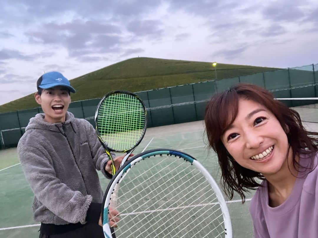 佐藤彩さんのインスタグラム写真 - (佐藤彩Instagram)「HBCテニス部🎾活動日でした！  ひんやり空気かなと思ったけど良い汗かけて！ 案外テニス日和☺️  今日も先輩方にアドバイスをいただきながら 楽しみました🤗 ありがとうございました！！  サークルで後輩に教えていた経験があるらしく 波多野くんはけっこう教えるのが上手なんです☺️ 先輩！笑 また教えてくださいね🙋‍♀️  . 今日はテニスのあと 家系ラーメンの世界に踏み込むことに🫢 これ、美味しかったです😳！ ライスまで食べちゃいました😂  そして 温泉銭湯に行ってサウナ入ってととのって 家帰ってビール🍺  明日からも頑張れそうー！！  #テニス #HBCテニス部 #外テニスまだいける #モエレ沼公園 #夕日が綺麗 #モエレ山が赤く染まってた #夕暮れ時にテニスって #なんか部活みたい #体を動かすのが好き #家系ラーメン #美味しかった #新たな世界へ」10月29日 21時30分 - hbc_ayasato