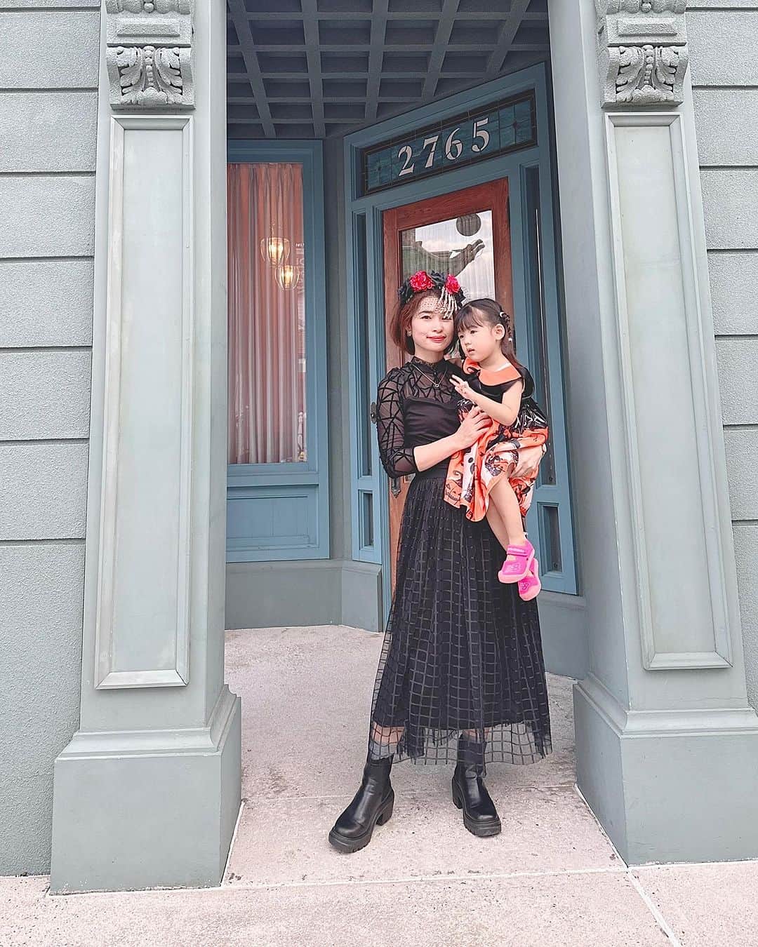 三佐和あやのインスタグラム：「ユニバでハロウィン🎃来月で 3歳の ぱくちゃん.動画の最後 ゾンビに襲われ…みてみてねー笑👻  ママの仮装は クモオンナかな🕷️  \SHEINhalloweenparty 限定SALE開催中！/ 今年のハロウィンパーティーは #SHEINhalloweenparty で決まり！  ——————- カチューシャ 商品ID : 【 21429793 】  首元のチョーカー 【 2129992 】  トップス 商品ID :  【 1588014 】  ぱくちゃんのドレス 5Y サイズ着用(110cm相当） 【 11263314 】  ——————-  \ @misawa_aya ハイライトに 直にリンク貼るね / 🔗 https://shein.top/s5pgoz9 🔗 https://shein.top/sxtlld7 🔗 https://shein.top/676kswt  🔗 https://shein.top/sxtllcu  ——————-  割引クーポン番号： 【 HallowsJP83 】  割引率： お買い上げ金額1～5,999円までは セール価格より15%OFF⬇️  6,000円以上は20%OFF⬇️  利用期限： 〜11月末日  ——————- スカートも SHEINなんだけど、 昔に買ったやつで もうないかも〜💦  ブーツは ABCマートだよ。  #SHEINhalloweenparty #SHEINforAll #loveshein #ad」