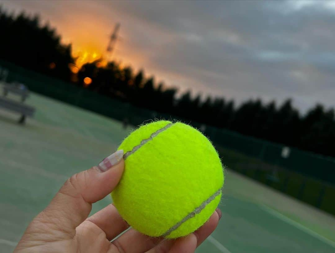 佐藤彩さんのインスタグラム写真 - (佐藤彩Instagram)「HBCテニス部🎾活動日でした！  ひんやり空気かなと思ったけど良い汗かけて！ 案外テニス日和☺️  今日も先輩方にアドバイスをいただきながら 楽しみました🤗 ありがとうございました！！  サークルで後輩に教えていた経験があるらしく 波多野くんはけっこう教えるのが上手なんです☺️ 先輩！笑 また教えてくださいね🙋‍♀️  . 今日はテニスのあと 家系ラーメンの世界に踏み込むことに🫢 これ、美味しかったです😳！ ライスまで食べちゃいました😂  そして 温泉銭湯に行ってサウナ入ってととのって 家帰ってビール🍺  明日からも頑張れそうー！！  #テニス #HBCテニス部 #外テニスまだいける #モエレ沼公園 #夕日が綺麗 #モエレ山が赤く染まってた #夕暮れ時にテニスって #なんか部活みたい #体を動かすのが好き #家系ラーメン #美味しかった #新たな世界へ」10月29日 21時30分 - hbc_ayasato