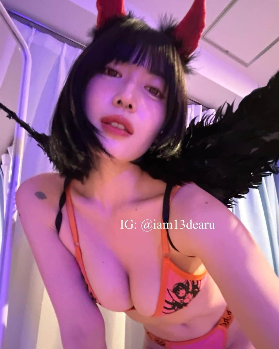 柚月瀬那のインスタグラム：「devil eyes😈🌶️ ハロウィンにぴったりのカラコン🎃 カラコン見て今年もデビルしよってなった💜 @the_piel   いろいろ試せて楽しい🖤 お友達の部屋で撮影させてもらった ty for letting me use ur room Santi🫶🏻🌜  #thepiel #ザピエル　#ハロウィンレンズ　#spooky #ハロウィンカラコン　#カラコンレビュー #カラコンオススメ　#デイリーカラコン　#リアルレビュー　#新商品　#pr」