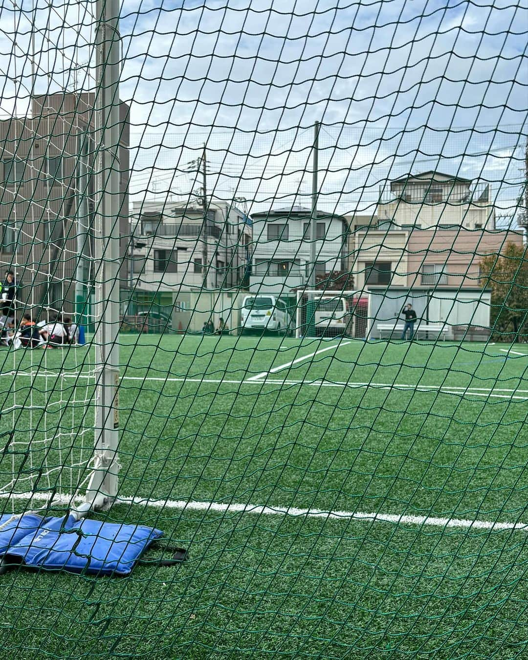 魚住咲恵さんのインスタグラム写真 - (魚住咲恵Instagram)「長男のサッカーの試合⚽️ あ、先に言っておくと、笑っちゃうほど下手なんです♡でも、本人は一生懸命で、ただただ、ボールを蹴っているのが楽しい様子。 わかるよーーー、わかる。私も、ただただ、声に出して読むことが楽しくて仕方ないもん😍  今日もね、ノーマークで、1人ポツンといる所に、パスが来たんですよ きた！！普通ならそこで、イケーーーー👊🏻のところだと思うんですけど、そこで、スカっ❗️って大きな空振りをするわけです🤣 イケーーー！まで行かないっていうね。  それでも、大きな声出して、両手あげで、パスを要求するのよ！ 親バカ発言になってしまうけど、一生懸命な姿って、なんか尊い。 私も、もっともっと一生懸命になりたいって、この姿見て思わないわけがない！  そしてコーチたちも上手いな、って思うんだけど そんな長男に、なんと“優秀賞”をくださいました！全部で60人程度は参加しているはずなのだけど、その中で10人くらいがもらえる賞で、本気で上手い子たちの賞はまた別にあるから、良く頑張って、下手でも一生懸命コーチの目に止まった子にくれる賞なんじゃないかな？と、個人的に受け取っています（笑）  メダルがもらえるんです。かっこいい、本格的なメダルが。これって、子どもにとってこれほど嬉しいことないですよね。 もう、長男もほんとに嬉しそうで。明日への生きる活力になったに違いないって、思います。ありがたや〜 子どもにとって、何が大切かって…、下手でも、なんでも、楽しいこと、一生懸命になれること、そしてそれを後押ししてくれる環境だなぁ、って思います。私までサッカー、大好きになっちゃうよ（笑）  今日日中は10月最終週にしては暑いくらいの陽気で、スポーツの秋をお陰で楽しめました🙌　 ありがとうございました⚽️  #魚住咲恵」10月29日 21時31分 - sakie_uozumi.official