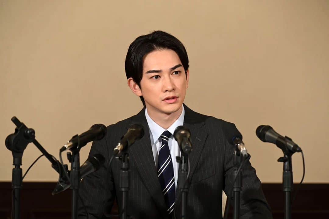 のインスタグラム：「ドラマ「フィクサー」  season3 今夜 第4話...  3部に渡るこの作品、 ついに残すところあと2話となりました。  最後まで是非お楽しみください。  @wowowofficial #FIXER #season3  3枚目は丁度WBC決勝戦の頃。 月日が経つのが早いこと。」