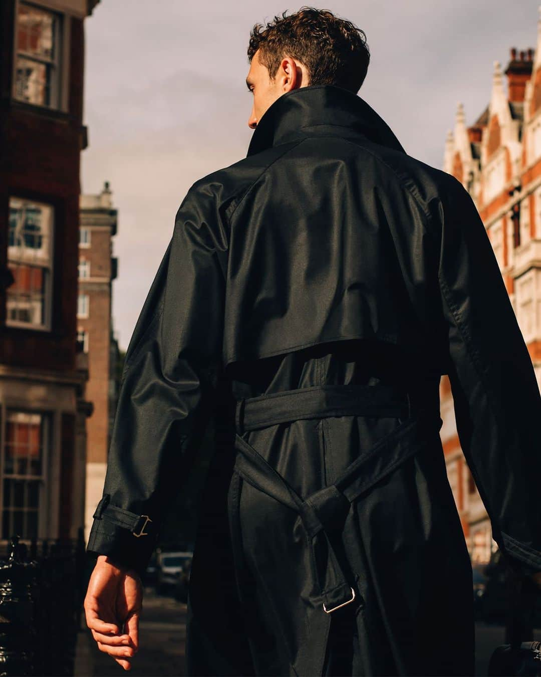 ダンヒルのインスタグラム：「Refined rain protection on the streets of Mayfair and Marylebone.  dunhill’s fully-lined technical trench coat is engineered in luxurious dark ink wool-silk with a water-resistant finish. Worn here on the streets of London by @jacob.coupe for our seasonal outerwear campaign.  Photographed by Robbie Lawrence (@robbiel1) and styled by @stuartvwilliamson.  Discover dunhill’s autumn outerwear in-store and at dunhill.com」