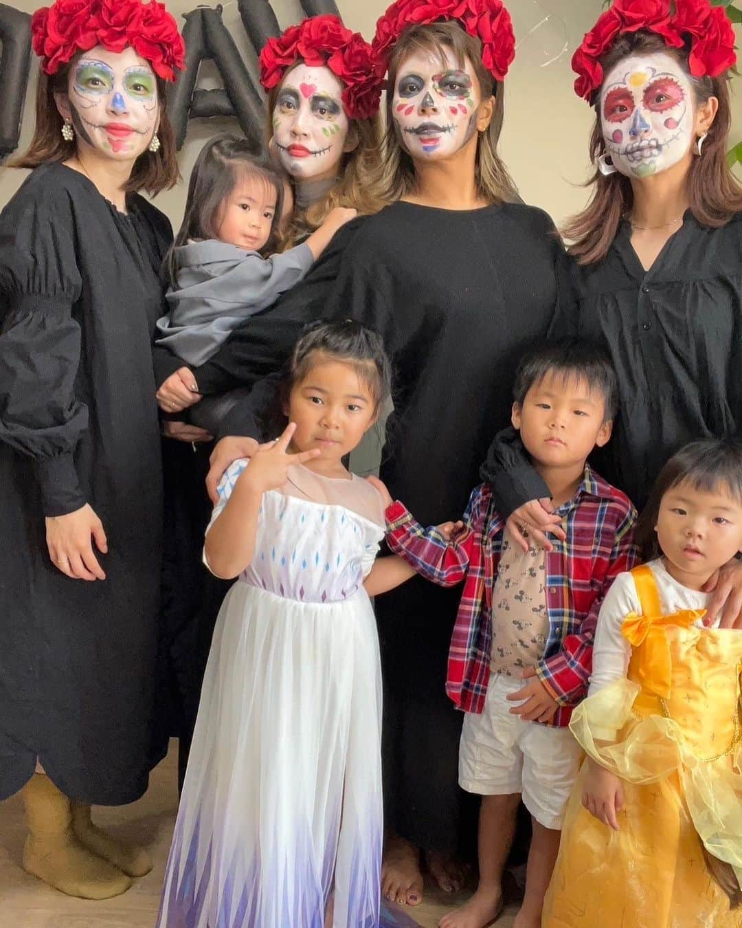 クロさんのインスタグラム写真 - (クロInstagram)「今年の大学仲間とのハロウィン🎃♥︎︎♥︎︎♥︎︎  子どもたちの仮装熱がしっかり下がると共に、大人のまた仮装しちゃおうぜ熱が、どうせするなら超楽しもうぜ熱が上がった昼下がり…  没頭して、自身の顔に絵を描く時間…プライスレス😎🫰🏽🫰🏽🫰🏽 みんな最高体験をありがとう！ 頰のコケのかげとか、まじ効いてて小顔に見えて、シェーディングの大切さとか学びました😘💪🏽 白塗りの魅力にハマり、（次回は絶対どうらんだ！） また1年かけてキャラクターを模索していきたいですすすす。  #ハロウィン #死者の日 #リメンバーミー　#大人時間 #没頭タイム #ハロウィンパーティ #haloween #37歳 #zap #ダンスサークル仲間」10月29日 21時43分 - kuro_risa