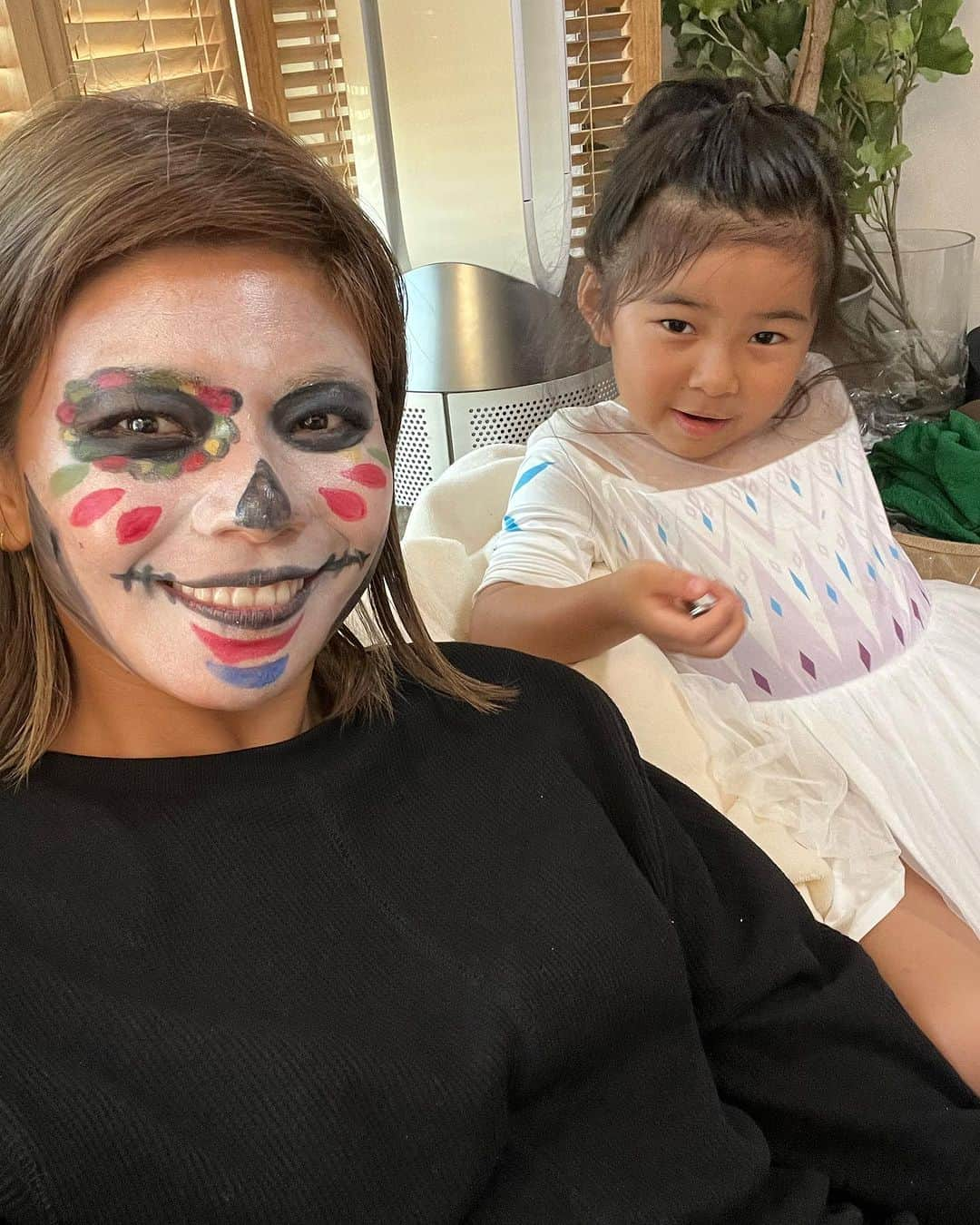 クロさんのインスタグラム写真 - (クロInstagram)「今年の大学仲間とのハロウィン🎃♥︎︎♥︎︎♥︎︎  子どもたちの仮装熱がしっかり下がると共に、大人のまた仮装しちゃおうぜ熱が、どうせするなら超楽しもうぜ熱が上がった昼下がり…  没頭して、自身の顔に絵を描く時間…プライスレス😎🫰🏽🫰🏽🫰🏽 みんな最高体験をありがとう！ 頰のコケのかげとか、まじ効いてて小顔に見えて、シェーディングの大切さとか学びました😘💪🏽 白塗りの魅力にハマり、（次回は絶対どうらんだ！） また1年かけてキャラクターを模索していきたいですすすす。  #ハロウィン #死者の日 #リメンバーミー　#大人時間 #没頭タイム #ハロウィンパーティ #haloween #37歳 #zap #ダンスサークル仲間」10月29日 21時43分 - kuro_risa