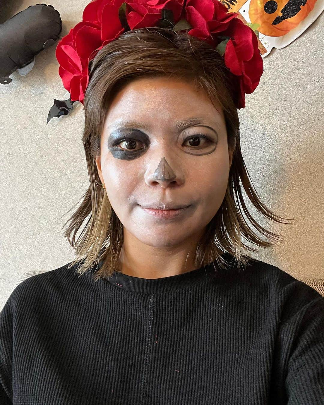 クロさんのインスタグラム写真 - (クロInstagram)「今年の大学仲間とのハロウィン🎃♥︎︎♥︎︎♥︎︎  子どもたちの仮装熱がしっかり下がると共に、大人のまた仮装しちゃおうぜ熱が、どうせするなら超楽しもうぜ熱が上がった昼下がり…  没頭して、自身の顔に絵を描く時間…プライスレス😎🫰🏽🫰🏽🫰🏽 みんな最高体験をありがとう！ 頰のコケのかげとか、まじ効いてて小顔に見えて、シェーディングの大切さとか学びました😘💪🏽 白塗りの魅力にハマり、（次回は絶対どうらんだ！） また1年かけてキャラクターを模索していきたいですすすす。  #ハロウィン #死者の日 #リメンバーミー　#大人時間 #没頭タイム #ハロウィンパーティ #haloween #37歳 #zap #ダンスサークル仲間」10月29日 21時43分 - kuro_risa