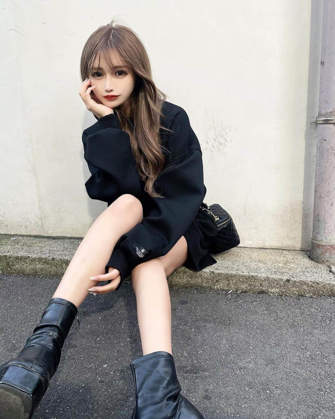 さーぽんのインスタグラム：「. このくらいの気温のコーデが好き🖤🤍🖤 #ラフコーデ #カジュアルコーデ#black #ootd」