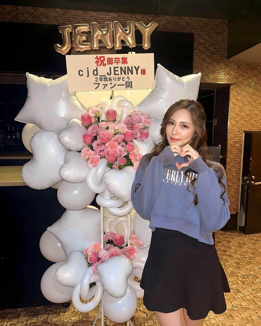 JENNYさんのインスタグラム写真 - (JENNYInstagram)「昨日は本当にありがとうございました🤍✨🤍✨  Fan meetingの中で皆様に盛大に卒業をお祝いしていただきジェニーは幸せ者だなあとすごく感じました🥹✨💕  フラスタのサプライズには見た瞬間、涙で溢れたあ😭✨🩷🤍 皆さん協力してこんな可愛いフラスタを届けてくれてありがとう🥹💓💓💓💓  今朝起きてすぐにボス、メンバーの方々、家族からの花束を飾って、ファンの皆さんから頂いたプレゼント達を眺めてたらまた涙が、、🥹 昨日から泣いているので今朝から目が腫れてました👀笑  会場でも言いましたが、CYBERJAPANのメンバーとなって皆様に出逢えた事は私の宝物となりこの先の人生での糧になる事と思います🫶🪽  昨日お会いできなかった方も今まで沢山の応援をありがとうございました😌🤍 Instagramでのコメント、いいねとてもありがたく励みになりました✨ CYBERJAPANは卒業しましたがこの先も変わらず応援していただけたら嬉しいです🥹  よろしくお願いします✨  #cyberjapan #サイバージャパン  #cjd_jenny」10月29日 21時38分 - jenny5up