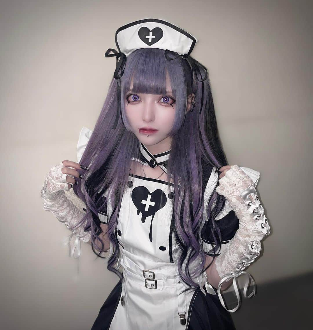 黒魅ららのインスタグラム：「看病してあげないっ！  ・ ・ ・  #ハロウィン #ハロウィンコスプレ #ナースコスプレ #地雷」