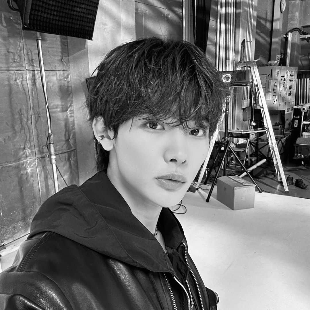 NOA（ノア）のインスタグラム：「君以外は見えない You’re the only one こんな関係なんて耐えられない 塗り替えてみせるよ Everyday and night Between me & you Between me & you ❤️」