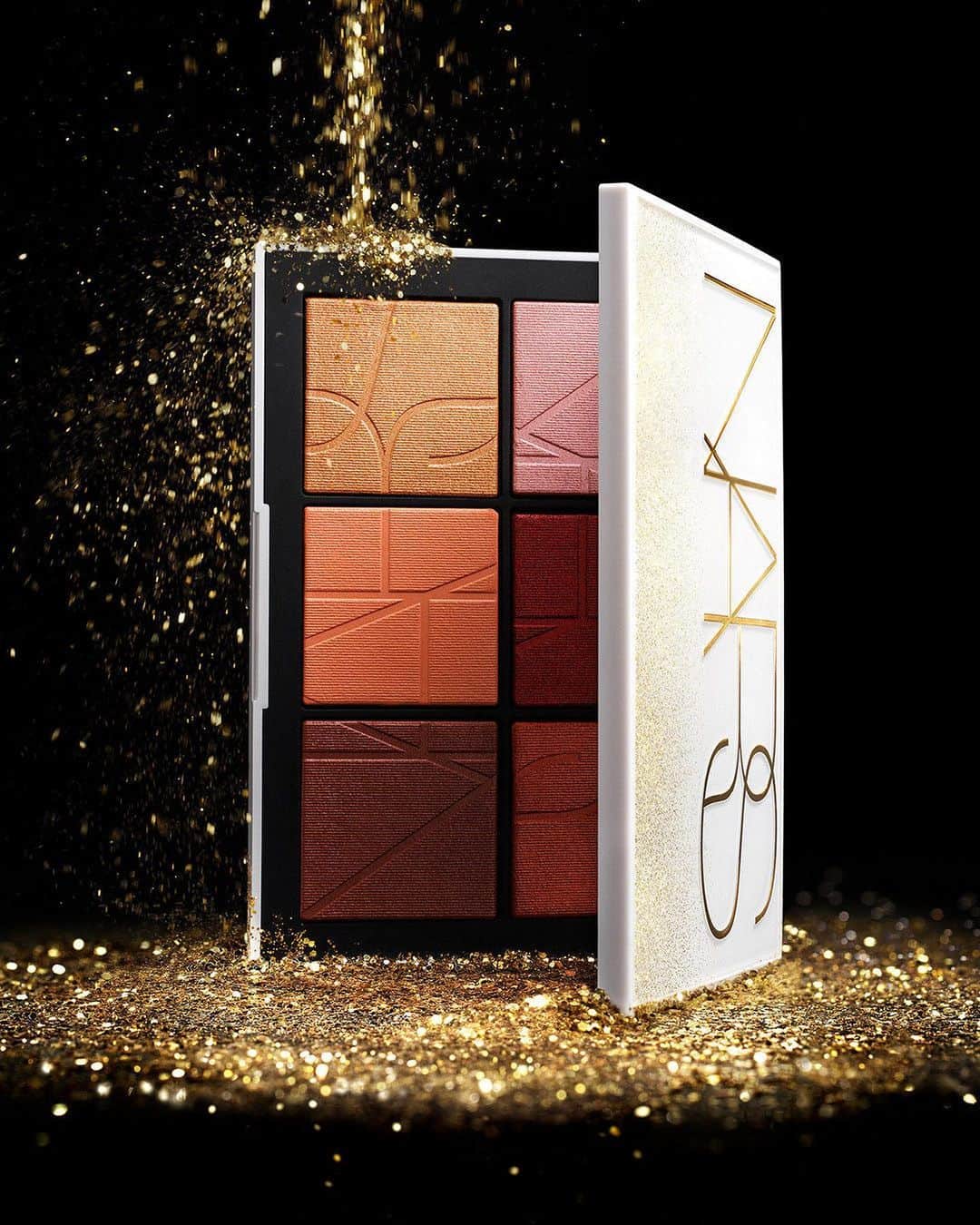 NARSのインスタグラム：「Turn cheeks on. NEW All That Glitters Light Reflecting Cheek Palette features six shades for luminous cheeks—all season and beyond.   Discover the complete Holiday Collection at narscosmetics.com.」
