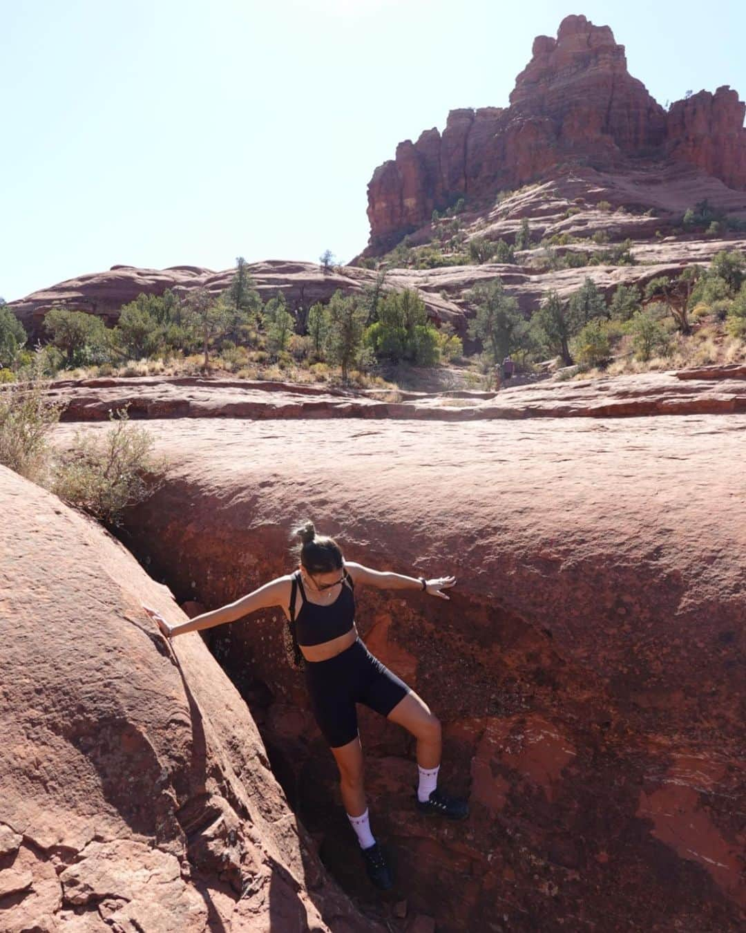 小竹麻美のインスタグラム：「day01 bellrock voltex 🚗 Monument Valley  4大ボルテックスのひとつ #ベルロック  朝が極寒だったから寒いかと思ったらすぐ暑くなった！ ゆっくり登って1時間半くらい。 たまに足場悪いけどそんなに疲れないで登れる 気持ちいいコース🔔  そして #モニュメントバレー まで4時間ドライブ🚗 途中時差で1時間増えて、サンセットギリギリだった🥺  #bellrockvoltex #monumentvalley #sedona #セドナ」