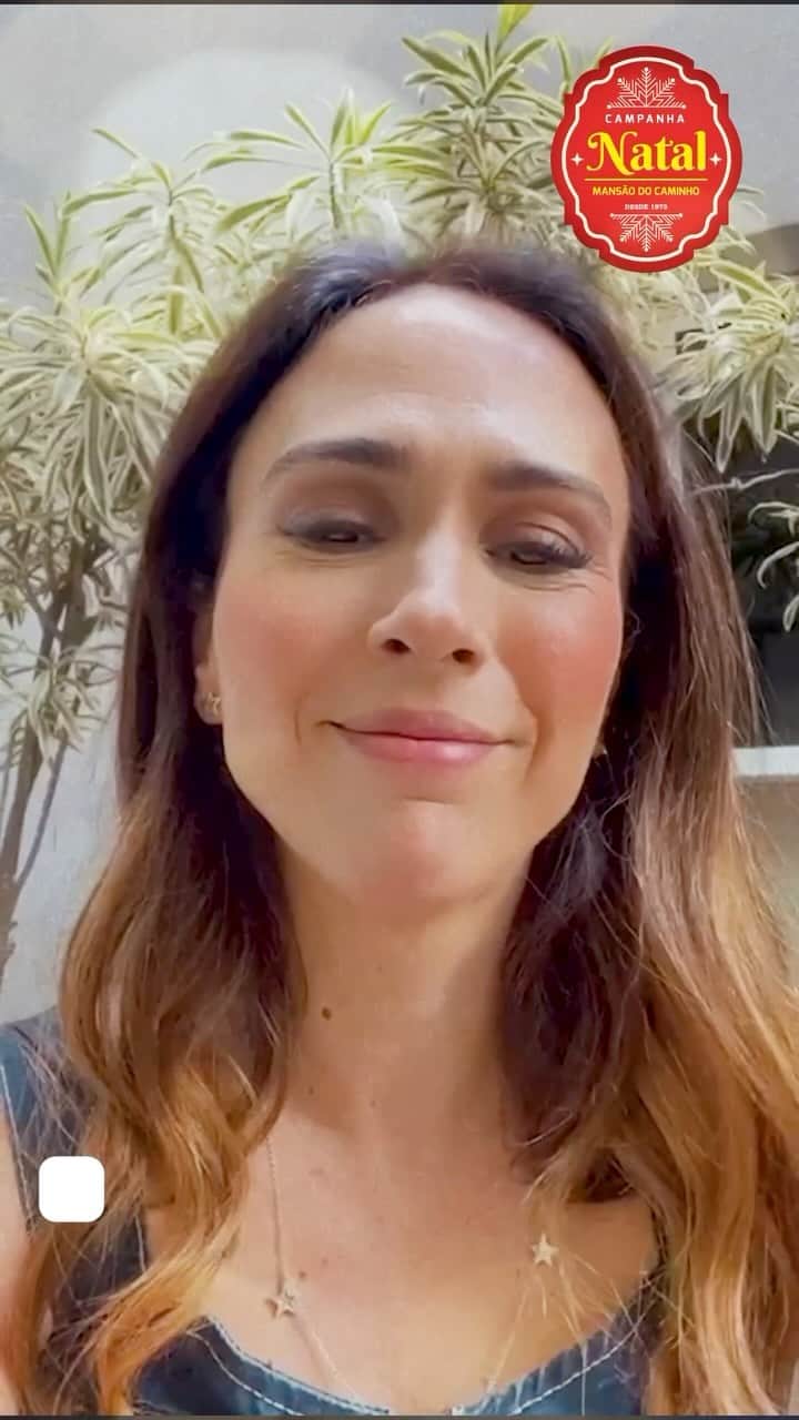 のインスタグラム：「A atriz e apresentadora @tatawerneck também apoia a Campanha de Natal da Mansão do Caminho.   ✨ Seja a luz do Natal para 5 mil famílias! ✨  Neste ano, queremos alcançar o coração de mais de 5 mil famílias, levando esperança e alimento para as festas de fim de ano. Desde 1973, a Mansão do Caminho tem o orgulho de realizar a campanha NATAL MANSÃO DO CAMINHO, beneficiando milhares na Cidade do Salvador e arredores.  🎯 META 2023: 5 mil cestas básicas 📅 Campanha: 19.10.2023 a 31.12.2023 🔙 Em 2022-2023, graças a vocês, distribuímos 7.239 cestas!  Cada cesta é composta por 12 itens essenciais, totalizando 14,5kg de solidariedade e carinho.  💛 Como ajudar? PIX: natal@cecr.com.br Ou saiba mais em: www.mansaodocaminho.com.br  Quem estiver fora do Brasil e quiser doar, entre em contato pelo e-mail natal@cecr.com.br  Juntos, podemos fazer deste Natal um momento ainda mais especial para aqueles que mais precisam. #NatalMansãoDoCaminho #SejaALuz #Solidariedade #DivaldoFranco #Jesus」