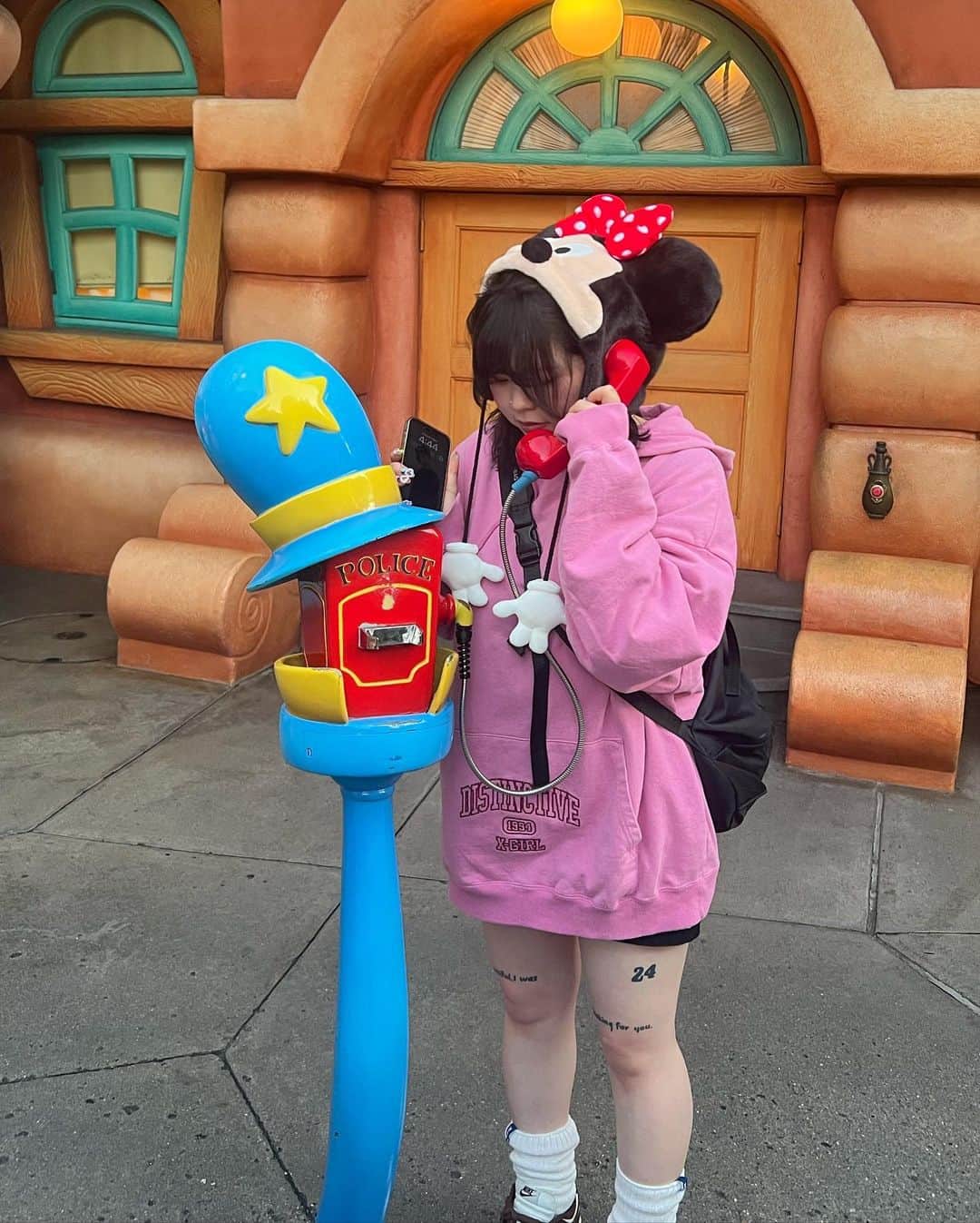 那須川梨々さんのインスタグラム写真 - (那須川梨々Instagram)「☺︎  2023/10/26 Tokyo Disney Land 📸🏰🎈🐭🩷  ディズニーランド行ってきた時の写メ少し載せちゃう❗️ ハロウィン仕様になってて可愛いだらけっ🎃🕸️  X-girlのパーカーおそろで行ったよ〜🩷💙かわゆぃ。  はしゃぎ過ぎて写真全然撮ってない😂 さいこーーな思い出☁️ お酒も飲めたし幸せだった〜🍻🌈  また行きたい🫶🏻🫶🏻🫶🏻  #tokyodisneyresort #tokyodisneyland #disneyland #disney #ディズニー #ディズニーランド #ディズニーコーデ #コーデ #ootd #xgirl #xgirljp #xgirl_ootd」10月29日 21時40分 - riri_0710