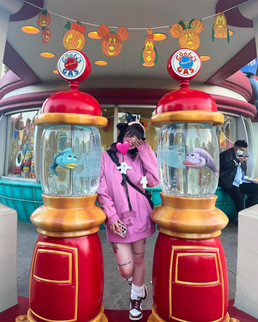 那須川梨々さんのインスタグラム写真 - (那須川梨々Instagram)「☺︎  2023/10/26 Tokyo Disney Land 📸🏰🎈🐭🩷  ディズニーランド行ってきた時の写メ少し載せちゃう❗️ ハロウィン仕様になってて可愛いだらけっ🎃🕸️  X-girlのパーカーおそろで行ったよ〜🩷💙かわゆぃ。  はしゃぎ過ぎて写真全然撮ってない😂 さいこーーな思い出☁️ お酒も飲めたし幸せだった〜🍻🌈  また行きたい🫶🏻🫶🏻🫶🏻  #tokyodisneyresort #tokyodisneyland #disneyland #disney #ディズニー #ディズニーランド #ディズニーコーデ #コーデ #ootd #xgirl #xgirljp #xgirl_ootd」10月29日 21時40分 - riri_0710