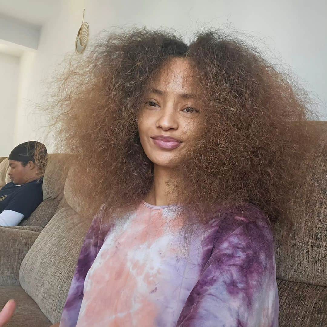マライカ・ファースのインスタグラム：「Puffy hair  ...Don't care 💗」