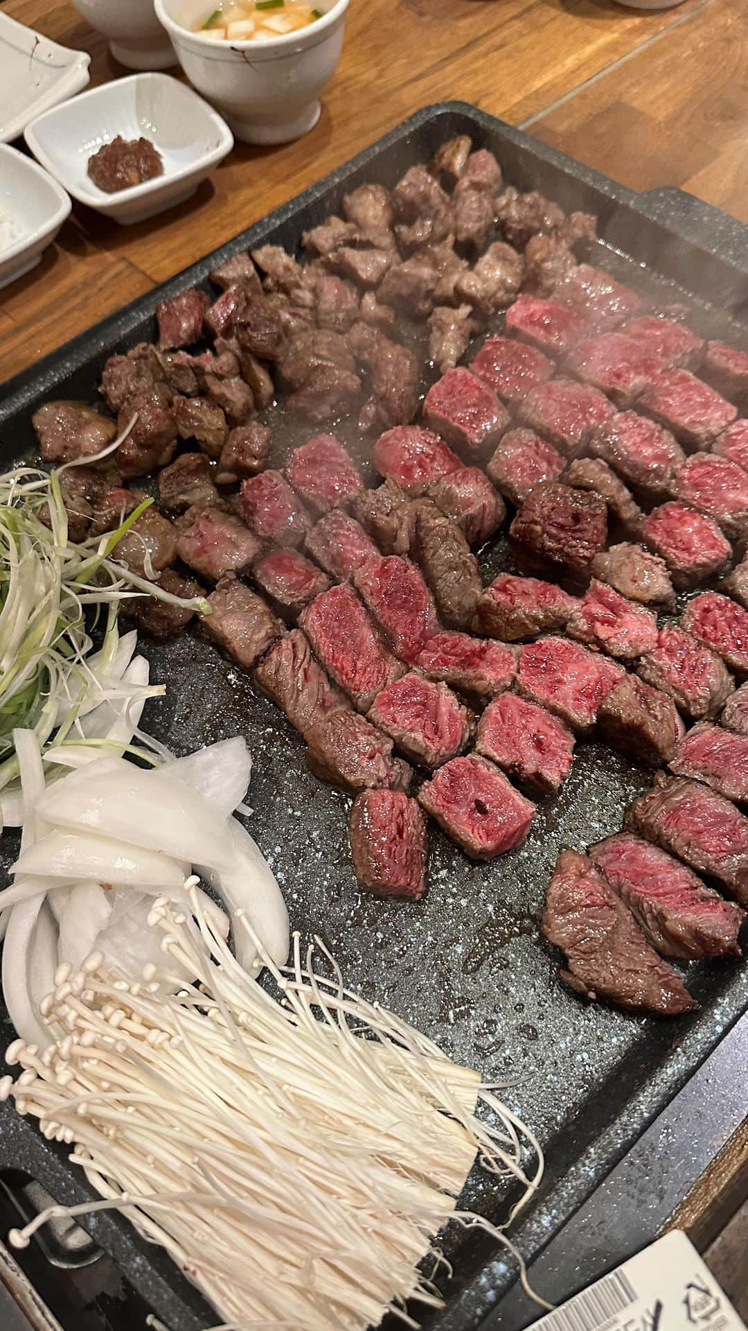 Mika Jimboのインスタグラム：「【BTSも来てるうますぎる韓国牛🐮】  🥩 @wooga_official 📍 Seoul/Apgujeong  狎鴎亭ロデオにある牛家。 前回はランチで来店したけど今回は夜お邪魔❤️ 韓国のお友達とれいちゃんが連れて行ってくれたよ🥹  お肉ううう~マシッソヨって100回くらい言った🇰🇷 し、丁寧な職人技で焼かれたお肉は美しく並べられてみんなの口にパクパク放り込まれていったよ🤤  お肉の脂のところは細かく切られて お野菜と混ぜてタレと一緒に食べるやつが美味しすぎてまじこれ日本でもやってほしいシステム😩❤️  夜はお高めのお店だから昼のユッケビビンバ丼だけ食べに来るのもアリ！絶対にあのユッケは食べた方がいい❤️  夜もユッケ食べたよ🤤あと最後に食べたチーズの〆ごはんも最高に美味しかったよ〜🧀  このお店大好きすきる。  #韓国#韓国グルメ #ソウルグルメ#ソウル旅行 #韓国旅行#狎鴎亭#狎鴎亭ロデオ#狎鴎亭グルメ #カンナムグルメ#韓国情報 #韓国のうまいメシシリーズ」