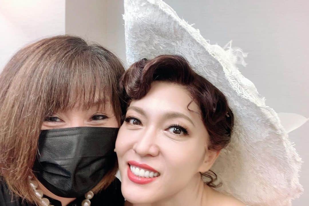 安蘭けいのインスタグラム：「思い出写真館part2  ラグタイムで歌唱指導でお世話になったYUKAさん🎵 以前、ビルボードLiveや東京會舘でのトークand Liveでもお世話になっていて、勝手知ったる関係、な私達✨ 今回は"new安蘭けい"を作るべく、ご尽力頂きました🎵 こんなに高音ばかり歌うことが久々だったし、稽古初めはあまりにヒョロヒョロな声だったのでいつもYUKAさんに泣きついていました😢 newなワタシが生まれたかどうかはわかりませんが、マザーとして舞台で生きられたのはYUKAさんのおかげです❤️ ありがとうございました❤️  #ラグタイム #YUKAさん #歌唱指導 #尊敬する女性  #武勇伝聞かせてもらわなきゃ #先輩頼りにしてます #new安蘭けい #いつも新鮮な気持ちで #大切ですね」