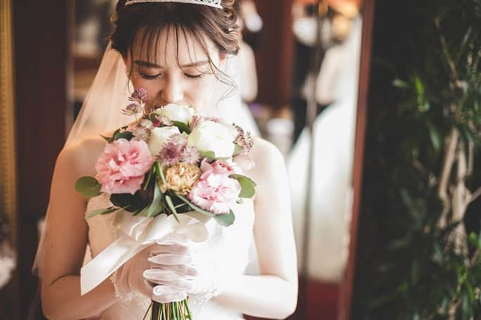 三島ゆかりのインスタグラム：「ブーケもめちゃくちゃ調べてお花屋さんにお願いしました💐 私の名前にちなんでユーカリの葉は入れてほしいとかww ウェディングブーケは白を基調としたものが多いと言われましたがピンクも入れて可愛くしてほしくて🥹💖  お花はお打ち合わせでイメージを口頭で伝えたりネットで調べてこんな感じのって画像を見せてお願いしましたが、実際のものは当日にならないとわからないのでドキドキしていました💦 でもそんな心配は全くいらなくて、めちゃくちゃ私好みのイメージ通りの可愛いブーケで嬉しかったです🥰  #結婚式 #ウェディングドレス #ウェディングフォト #ウェディングブーケ #かわいい #イメージ通り #感謝 #最高 #美しい #お姫様 #幸せ #三島ゆかり #2023春婚 #時差投稿」