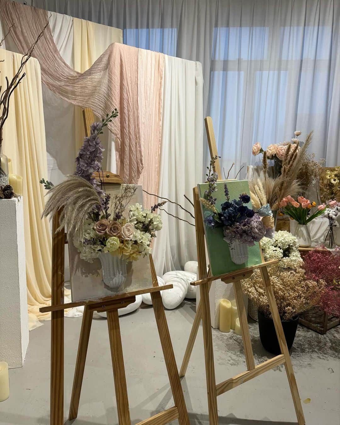 MICさんのインスタグラム写真 - (MICInstagram)「I went to a very fun lesson 💐  Art Workshop🎨 at @wearefacademy  A place where I can express myself as I wish while calming my mind 🌸 This time, I experienced Korean style 3D Floral Canvas Art 🐰  The workshop takes about 2.5~3 hours and consists of 3 parts 💕  ◆Part 1 ◆ Painting the canvas: Paint freely on the canvas board with a brush using a variety of techniques 🖼️  ◆Part 2 ◆ Handling different flowers: Participants learned how to handle different types of flowers such as silk flowers, dried flowers, and preserved flowers, and how to properly care for them🌹  ◆Part 3 ◆ Floral design: A three-dimensional vase was placed on top of the artwork from Part 1 to create a floral arrangement.  We chose our favorite flowers from among many flowers and put them in the vase💕 While asking the teacher for tips on how to create beautiful three-dimensional art 💐  And then it's done ✨✨  "Is this really our work?😳✨"  We were so excited to see how well it turned out 🌷 I was able to take home the work I made that day! I'm displaying mine at home 💐  The teacher was really, really kind. She carefully taught me what I didn't know. I enjoyed it even though I'm a beginner. And she was so energetic with a smile on her face that was really inspiring💕  @wearefacademy not only does Flower Workshop, but they also do bouquet orders and wedding venue design 👸  If you're interested, check out their account 💕  先日とってもたのしい習い事へ💐  @wearefacademy で開催される Art Workshop🎨  心を落ち着かせながら自分が思うままに表現できる場所🌸 今回は韓国式の3D Floral Canvas Artを体験してきました🐰  ワークショップの所要時間は約2時間半～3時間で、3つのパートで構成されているよ💕  ◆Part 1  様々な技法を使って自由に筆を使い、キャンバスボードにペイント🖼️ 皆さんもそれぞれ個性が出てて他の方のを見るのも楽しい💕  ◆Part 2  シルクフラワー、ドライフラワー、プリザーブドフラワーなど、さまざまな種類の花の扱い方、適切なお手入れ方法を実際に体験しました🌹  ◆Part 3  描いたアートの上に立体的な花瓶を置いて沢山のお花の中から好きなお花を選んで先生にコツを伺いながら挿していくよ💐  そして完成〜✨\( ˙▿˙　)/✨  「これ私たちの作品?!」ってあまりの出来栄えに大盛り上がり🌷 作った作品はその日に持ち帰れる！ わたしもお家に飾ってるよ💐  先生が本当に優しくて わからないところも丁寧に教えてくれたから初心者でも楽しめたよ👸 とっても笑顔でエネルギッシュな方でめっちゃ元気をもらえた💕  @wearefacademy さんではFlower Workshopだけでなくブーケのオーダーや結婚式場のデザインも行っているそうです👸  興味のある方はアカウント見てみてね💕」10月29日 21時46分 - micmofmof