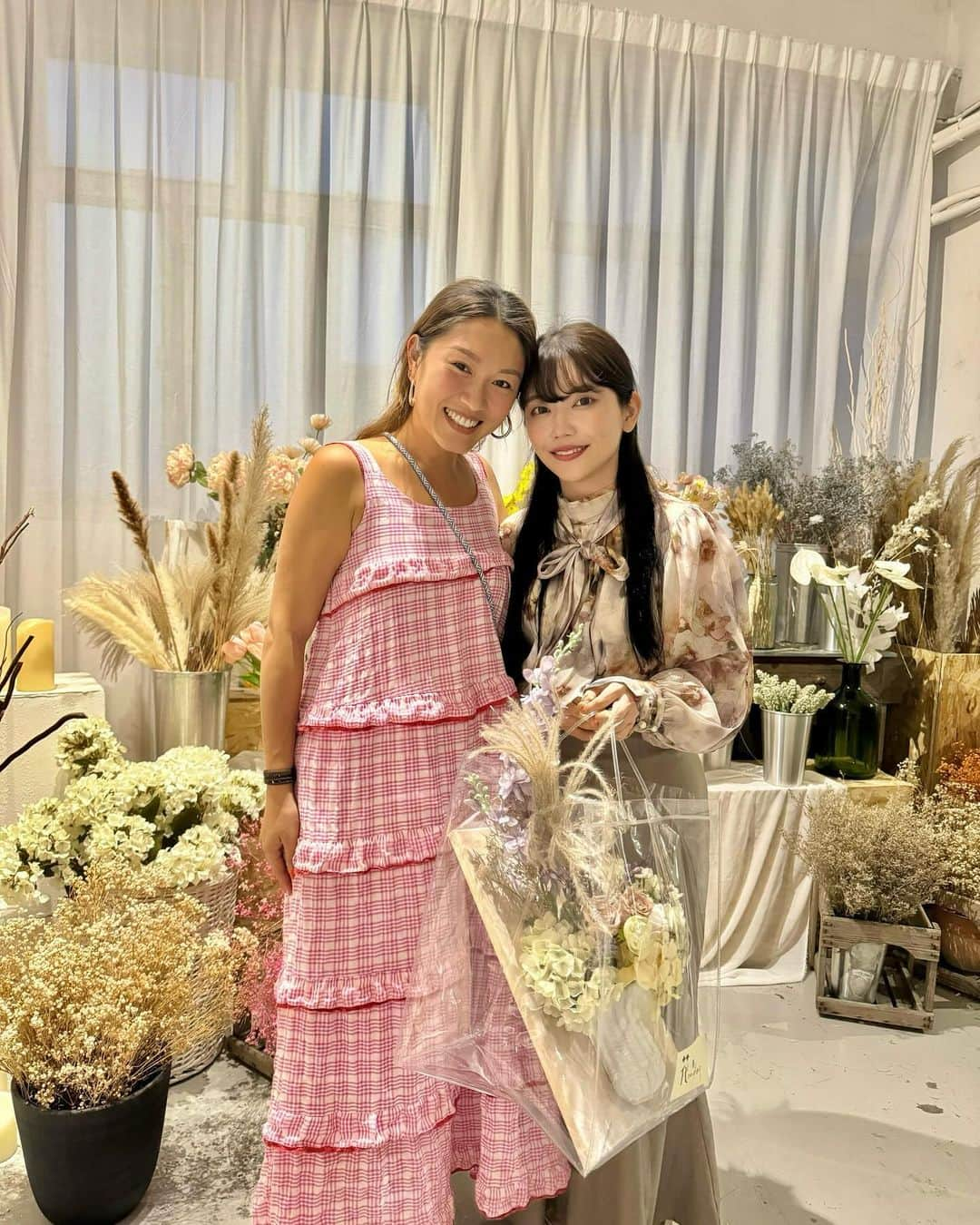 MICさんのインスタグラム写真 - (MICInstagram)「I went to a very fun lesson 💐  Art Workshop🎨 at @wearefacademy  A place where I can express myself as I wish while calming my mind 🌸 This time, I experienced Korean style 3D Floral Canvas Art 🐰  The workshop takes about 2.5~3 hours and consists of 3 parts 💕  ◆Part 1 ◆ Painting the canvas: Paint freely on the canvas board with a brush using a variety of techniques 🖼️  ◆Part 2 ◆ Handling different flowers: Participants learned how to handle different types of flowers such as silk flowers, dried flowers, and preserved flowers, and how to properly care for them🌹  ◆Part 3 ◆ Floral design: A three-dimensional vase was placed on top of the artwork from Part 1 to create a floral arrangement.  We chose our favorite flowers from among many flowers and put them in the vase💕 While asking the teacher for tips on how to create beautiful three-dimensional art 💐  And then it's done ✨✨  "Is this really our work?😳✨"  We were so excited to see how well it turned out 🌷 I was able to take home the work I made that day! I'm displaying mine at home 💐  The teacher was really, really kind. She carefully taught me what I didn't know. I enjoyed it even though I'm a beginner. And she was so energetic with a smile on her face that was really inspiring💕  @wearefacademy not only does Flower Workshop, but they also do bouquet orders and wedding venue design 👸  If you're interested, check out their account 💕  先日とってもたのしい習い事へ💐  @wearefacademy で開催される Art Workshop🎨  心を落ち着かせながら自分が思うままに表現できる場所🌸 今回は韓国式の3D Floral Canvas Artを体験してきました🐰  ワークショップの所要時間は約2時間半～3時間で、3つのパートで構成されているよ💕  ◆Part 1  様々な技法を使って自由に筆を使い、キャンバスボードにペイント🖼️ 皆さんもそれぞれ個性が出てて他の方のを見るのも楽しい💕  ◆Part 2  シルクフラワー、ドライフラワー、プリザーブドフラワーなど、さまざまな種類の花の扱い方、適切なお手入れ方法を実際に体験しました🌹  ◆Part 3  描いたアートの上に立体的な花瓶を置いて沢山のお花の中から好きなお花を選んで先生にコツを伺いながら挿していくよ💐  そして完成〜✨\( ˙▿˙　)/✨  「これ私たちの作品?!」ってあまりの出来栄えに大盛り上がり🌷 作った作品はその日に持ち帰れる！ わたしもお家に飾ってるよ💐  先生が本当に優しくて わからないところも丁寧に教えてくれたから初心者でも楽しめたよ👸 とっても笑顔でエネルギッシュな方でめっちゃ元気をもらえた💕  @wearefacademy さんではFlower Workshopだけでなくブーケのオーダーや結婚式場のデザインも行っているそうです👸  興味のある方はアカウント見てみてね💕」10月29日 21時46分 - micmofmof