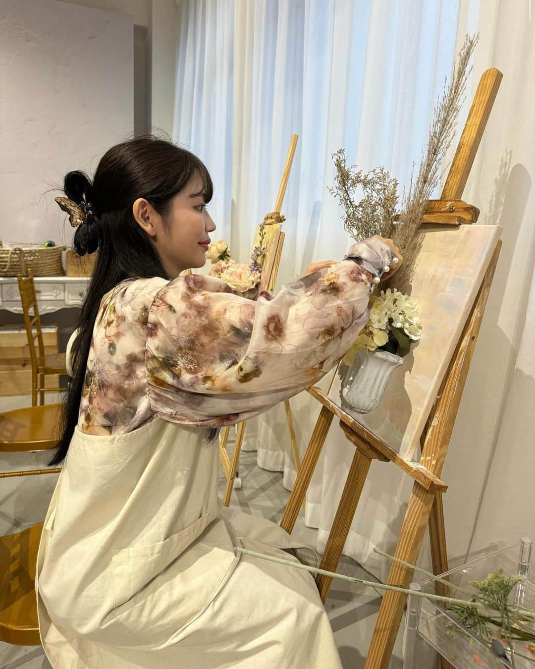MICさんのインスタグラム写真 - (MICInstagram)「I went to a very fun lesson 💐  Art Workshop🎨 at @wearefacademy  A place where I can express myself as I wish while calming my mind 🌸 This time, I experienced Korean style 3D Floral Canvas Art 🐰  The workshop takes about 2.5~3 hours and consists of 3 parts 💕  ◆Part 1 ◆ Painting the canvas: Paint freely on the canvas board with a brush using a variety of techniques 🖼️  ◆Part 2 ◆ Handling different flowers: Participants learned how to handle different types of flowers such as silk flowers, dried flowers, and preserved flowers, and how to properly care for them🌹  ◆Part 3 ◆ Floral design: A three-dimensional vase was placed on top of the artwork from Part 1 to create a floral arrangement.  We chose our favorite flowers from among many flowers and put them in the vase💕 While asking the teacher for tips on how to create beautiful three-dimensional art 💐  And then it's done ✨✨  "Is this really our work?😳✨"  We were so excited to see how well it turned out 🌷 I was able to take home the work I made that day! I'm displaying mine at home 💐  The teacher was really, really kind. She carefully taught me what I didn't know. I enjoyed it even though I'm a beginner. And she was so energetic with a smile on her face that was really inspiring💕  @wearefacademy not only does Flower Workshop, but they also do bouquet orders and wedding venue design 👸  If you're interested, check out their account 💕  先日とってもたのしい習い事へ💐  @wearefacademy で開催される Art Workshop🎨  心を落ち着かせながら自分が思うままに表現できる場所🌸 今回は韓国式の3D Floral Canvas Artを体験してきました🐰  ワークショップの所要時間は約2時間半～3時間で、3つのパートで構成されているよ💕  ◆Part 1  様々な技法を使って自由に筆を使い、キャンバスボードにペイント🖼️ 皆さんもそれぞれ個性が出てて他の方のを見るのも楽しい💕  ◆Part 2  シルクフラワー、ドライフラワー、プリザーブドフラワーなど、さまざまな種類の花の扱い方、適切なお手入れ方法を実際に体験しました🌹  ◆Part 3  描いたアートの上に立体的な花瓶を置いて沢山のお花の中から好きなお花を選んで先生にコツを伺いながら挿していくよ💐  そして完成〜✨\( ˙▿˙　)/✨  「これ私たちの作品?!」ってあまりの出来栄えに大盛り上がり🌷 作った作品はその日に持ち帰れる！ わたしもお家に飾ってるよ💐  先生が本当に優しくて わからないところも丁寧に教えてくれたから初心者でも楽しめたよ👸 とっても笑顔でエネルギッシュな方でめっちゃ元気をもらえた💕  @wearefacademy さんではFlower Workshopだけでなくブーケのオーダーや結婚式場のデザインも行っているそうです👸  興味のある方はアカウント見てみてね💕」10月29日 21時46分 - micmofmof