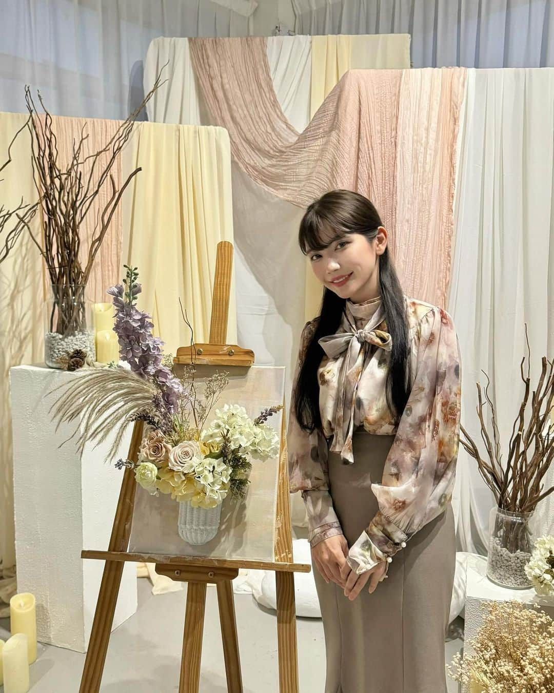 MICさんのインスタグラム写真 - (MICInstagram)「I went to a very fun lesson 💐  Art Workshop🎨 at @wearefacademy  A place where I can express myself as I wish while calming my mind 🌸 This time, I experienced Korean style 3D Floral Canvas Art 🐰  The workshop takes about 2.5~3 hours and consists of 3 parts 💕  ◆Part 1 ◆ Painting the canvas: Paint freely on the canvas board with a brush using a variety of techniques 🖼️  ◆Part 2 ◆ Handling different flowers: Participants learned how to handle different types of flowers such as silk flowers, dried flowers, and preserved flowers, and how to properly care for them🌹  ◆Part 3 ◆ Floral design: A three-dimensional vase was placed on top of the artwork from Part 1 to create a floral arrangement.  We chose our favorite flowers from among many flowers and put them in the vase💕 While asking the teacher for tips on how to create beautiful three-dimensional art 💐  And then it's done ✨✨  "Is this really our work?😳✨"  We were so excited to see how well it turned out 🌷 I was able to take home the work I made that day! I'm displaying mine at home 💐  The teacher was really, really kind. She carefully taught me what I didn't know. I enjoyed it even though I'm a beginner. And she was so energetic with a smile on her face that was really inspiring💕  @wearefacademy not only does Flower Workshop, but they also do bouquet orders and wedding venue design 👸  If you're interested, check out their account 💕  先日とってもたのしい習い事へ💐  @wearefacademy で開催される Art Workshop🎨  心を落ち着かせながら自分が思うままに表現できる場所🌸 今回は韓国式の3D Floral Canvas Artを体験してきました🐰  ワークショップの所要時間は約2時間半～3時間で、3つのパートで構成されているよ💕  ◆Part 1  様々な技法を使って自由に筆を使い、キャンバスボードにペイント🖼️ 皆さんもそれぞれ個性が出てて他の方のを見るのも楽しい💕  ◆Part 2  シルクフラワー、ドライフラワー、プリザーブドフラワーなど、さまざまな種類の花の扱い方、適切なお手入れ方法を実際に体験しました🌹  ◆Part 3  描いたアートの上に立体的な花瓶を置いて沢山のお花の中から好きなお花を選んで先生にコツを伺いながら挿していくよ💐  そして完成〜✨\( ˙▿˙　)/✨  「これ私たちの作品?!」ってあまりの出来栄えに大盛り上がり🌷 作った作品はその日に持ち帰れる！ わたしもお家に飾ってるよ💐  先生が本当に優しくて わからないところも丁寧に教えてくれたから初心者でも楽しめたよ👸 とっても笑顔でエネルギッシュな方でめっちゃ元気をもらえた💕  @wearefacademy さんではFlower Workshopだけでなくブーケのオーダーや結婚式場のデザインも行っているそうです👸  興味のある方はアカウント見てみてね💕」10月29日 21時46分 - micmofmof