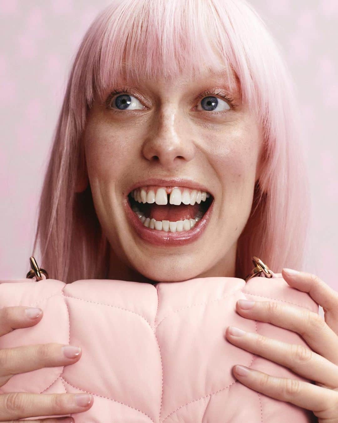 マルベリーのインスタグラム：「Read our lips: a soft shape and baby pink palette make the perfect match.   #MulberryEngland」